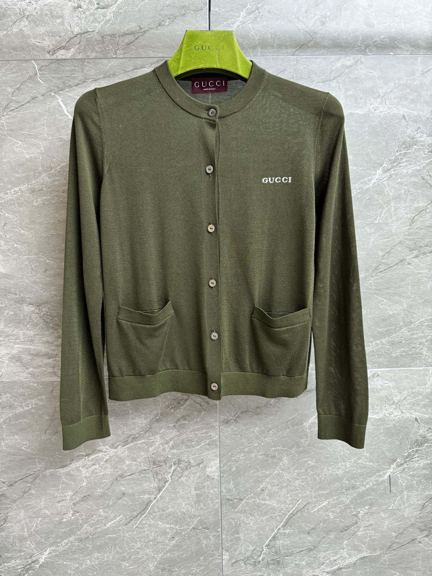 NO:425924,New summer models are available. G Home Forest Green Knitted Cardigan 2025 Spring and Summer Series. Round neck single-breasted design. Inlayed pattern on the chest. Simple and high-end. Cashmere and mulberry silk blended fabric. Light, comfortable and breathable. Normal style. Slim and versatile. Full trademark. Size SMLxL,,gucci,alexander wang.19860909夏季新款上新啦 G家森林绿针织开衫 2025春夏系列 圆领单排扣设计 胸前字母嵌花图案点缀 简约又高级 山羊绒桑蚕丝混纺面料 轻薄舒适透气 正常版型 上身显瘦又百搭 商标齐全 尺码SMLxL,,gucci,alexander wang,Women's clothing