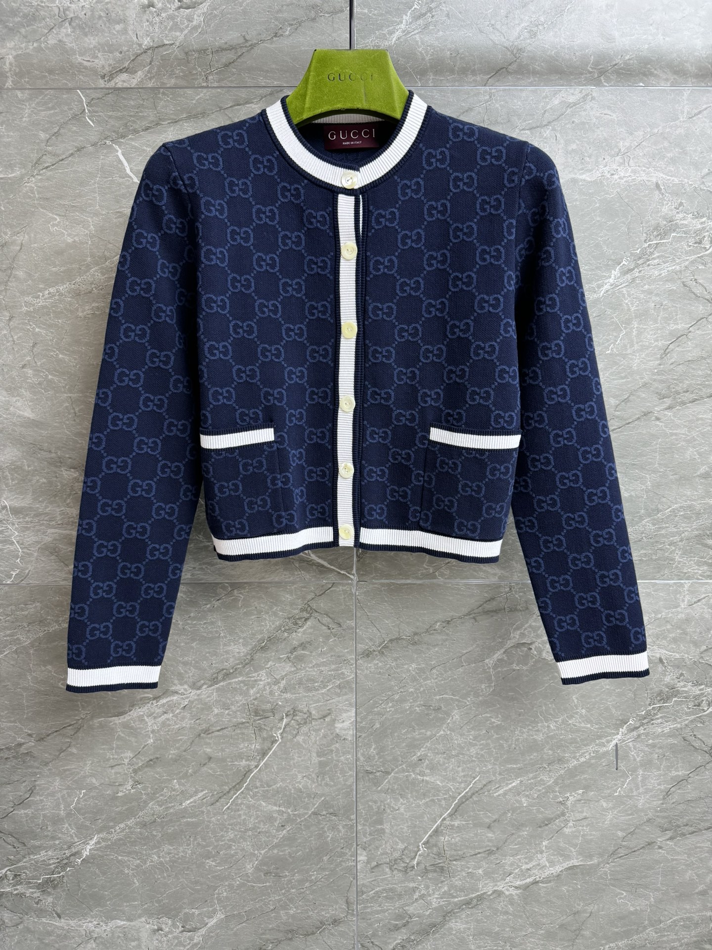 NO:425928,New summer models are shipped. G home blue jacquard cardigan 2025 summer series. Round neck single-breasted design. White ribbed piping. Blue GG jacquard pattern. Full of high-end feeling. Cotton knitted fabric. Comfortable and skin-friendly. Normal style. Slim and temperament on the upper body. Full trademark. Size SMLxL,,gucci,alexander wang.19860909夏季新款出货啦 G家蓝色提花开衫 2025夏季系列 圆领单排扣设计 白色罗纹滚边 蓝色GG提花图案 满满高级感 棉质针织面料 舒适亲肤 正常版型 上身显瘦又气质 商标齐全 尺码SMLxL,,gucci,alexander wang,Women's clothing