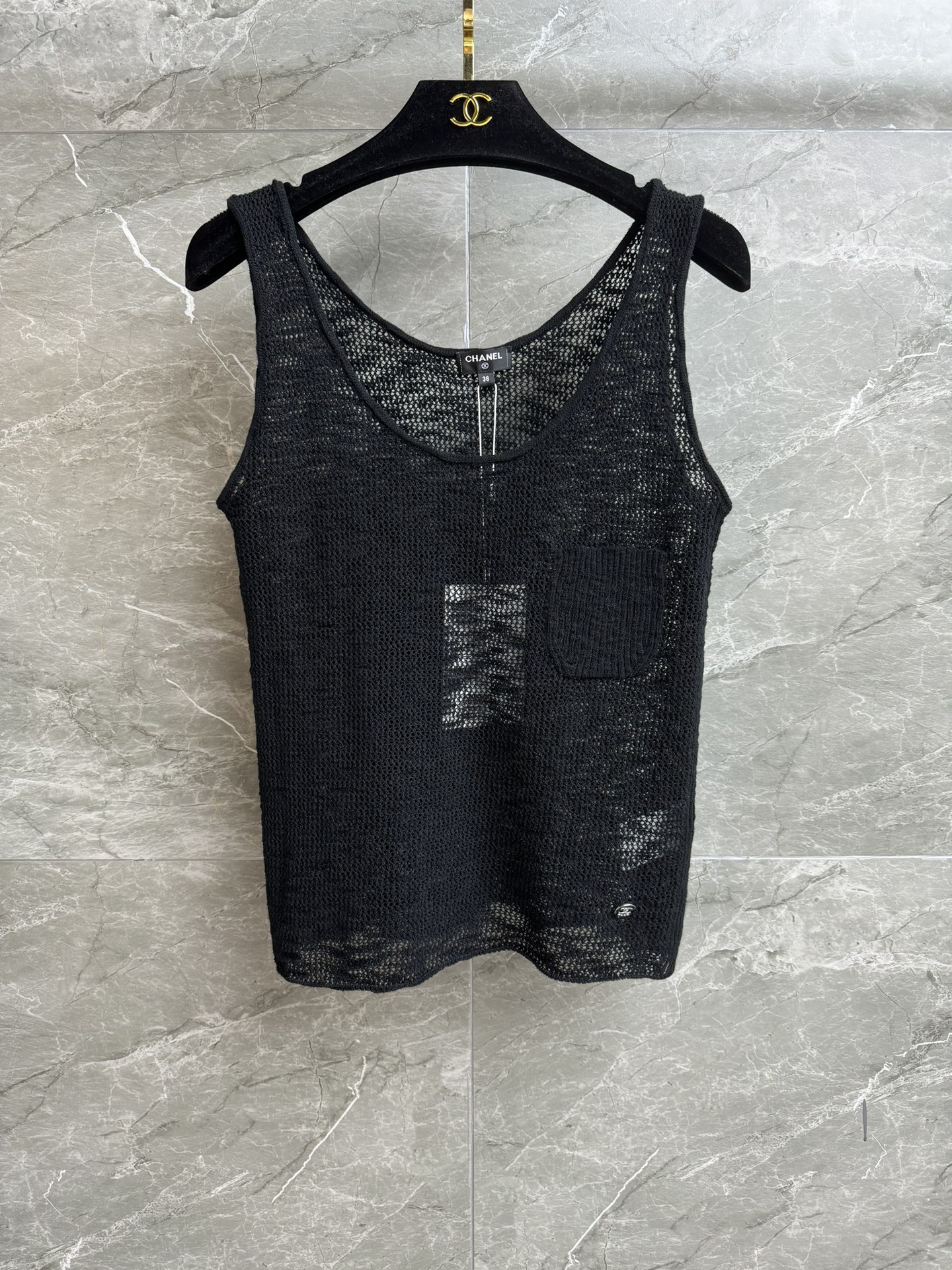 NO:428907,High-version shipped Xiangjia hollow mesh vest 2025 beach series versatile U-neck collar patch pocket design Hem Coco double C logo embellishment Hollow mesh lazy and fashionable Customized paired yarn Lightweight Comfortable breathable Normal style Slim and versatile upper body Full trademark Equipped with cloth bag Size sml, Chanel, alexander wang19860909高版本出货啦 香家镂空网织背心 2025沙滩系列 百搭U字领领口 贴布口袋设计 下摆Coco双C徽标点缀 镂空网织慵懒时髦 定制对版纱线 轻薄舒适透气 正常版型 上身显瘦又百搭 商标齐全 配有布袋 尺码sml,,chanel,alexander wang,Women's clothing