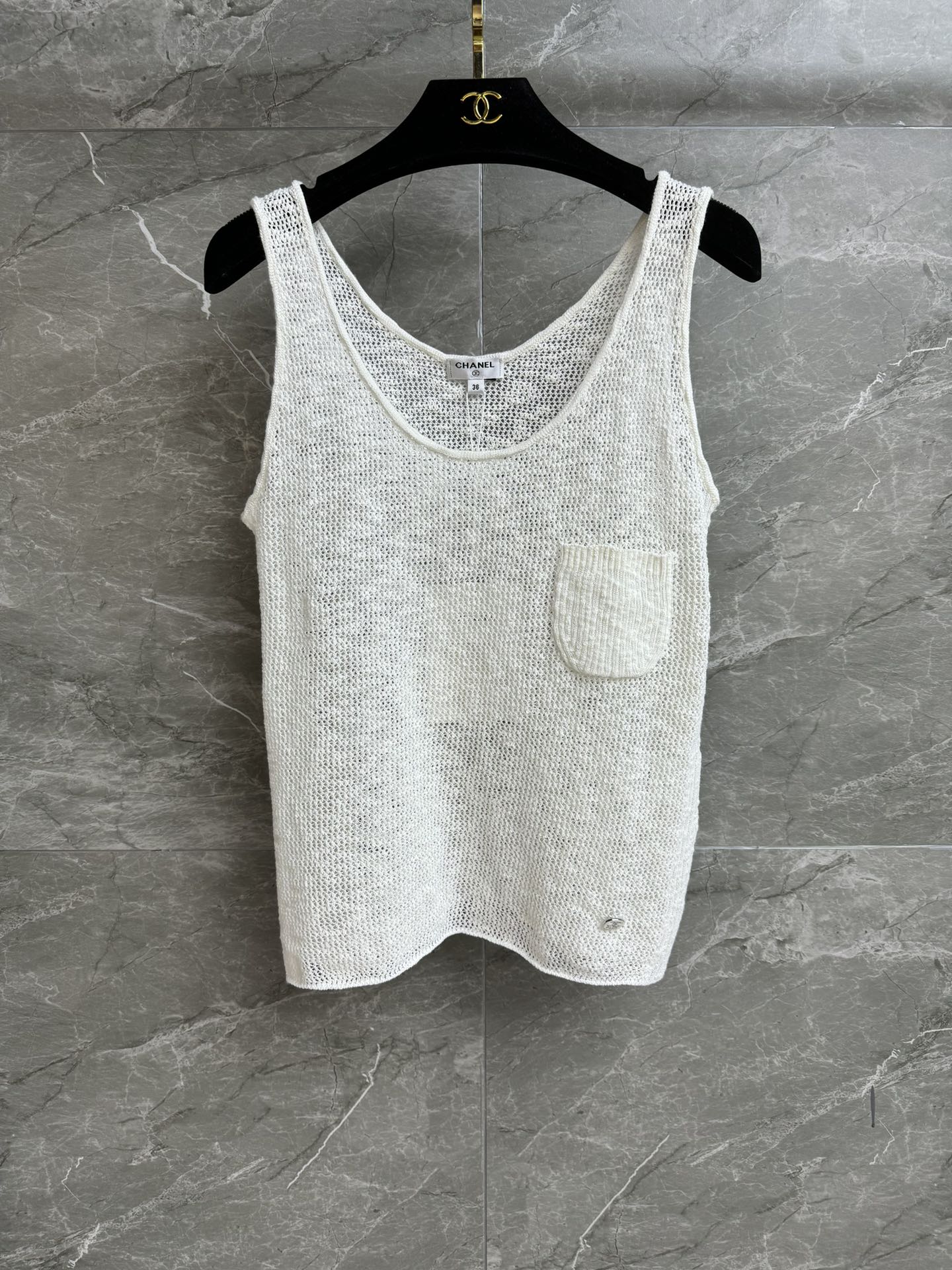 NO:428912,High-version shipped Xiangjia hollow mesh vest 2025 beach series versatile U-neck collar patch pocket design Hem Coco double C logo embellishment Hollow mesh lazy and fashionable Customized paired yarn Lightweight Comfortable breathable Loose style Slim and versatile upper body Full trademark Equipped with cloth bag Size sml, Chanel, alexander wang19860909高版本出货啦 香家镂空网织背心 2025沙滩系列 百搭U字领领口 贴布口袋设计 下摆Coco双C徽标点缀 镂空网织慵懒时髦 定制对版纱线 轻薄舒适透气 宽松版型 上身显瘦又百搭 商标齐全 配有布袋 尺码sml,,chanel,alexander wang,Women's clothing