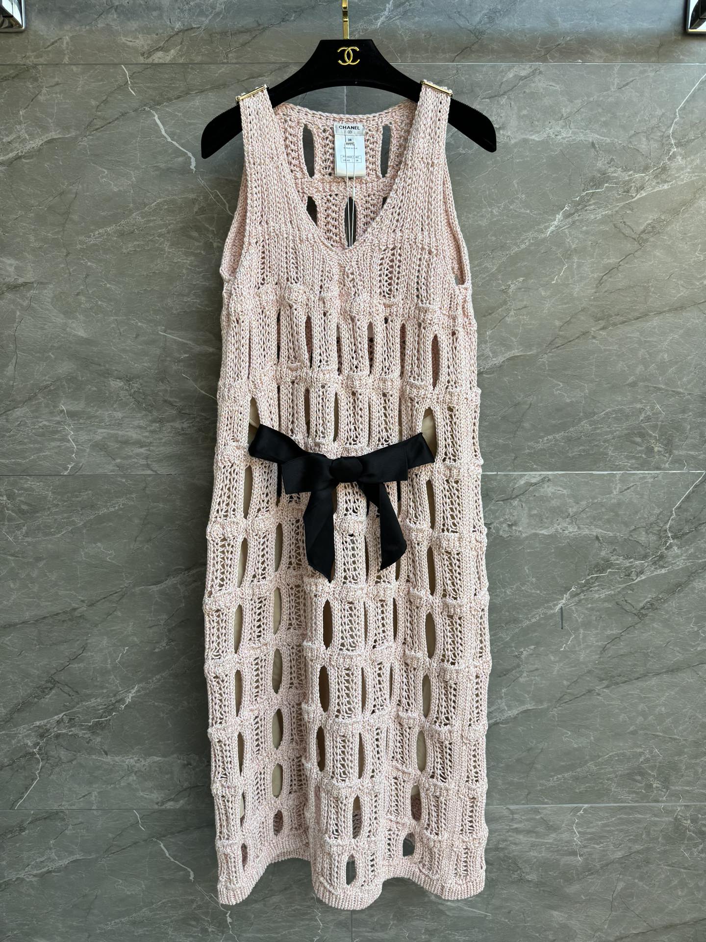 NO:425931,The higher version is shipped!  Xiangjia bow hollow vest skirt 2025 spring and summer trailer series Temperament V-neck neck rhinestone metal shoulder buckle decoration Heavy industry hollow weaving technology Matched with bow belt Elegant and advanced age-reducing fixed weaving yarn Removable lining Comfortable and breathable Straight-tube style Slim and temperament on the upper body Full trademark Equipped with cloth bag Size SML, Chanel, skirts, alexander wang19860909高版本出货啦！ 香家蝴蝶结镂空背心裙 2025春夏预告系列 气质V领领口 水钻金属肩扣装饰 重工镂空编织工艺 搭配蝴蝶结腰带 优雅高级减龄 定织定染纱线 可拆卸里衬 舒适透气 直筒版型 上身显瘦又气质 商标齐全 配有布袋 尺码SML,,chanel,skirts,alexander wang,Women's clothing