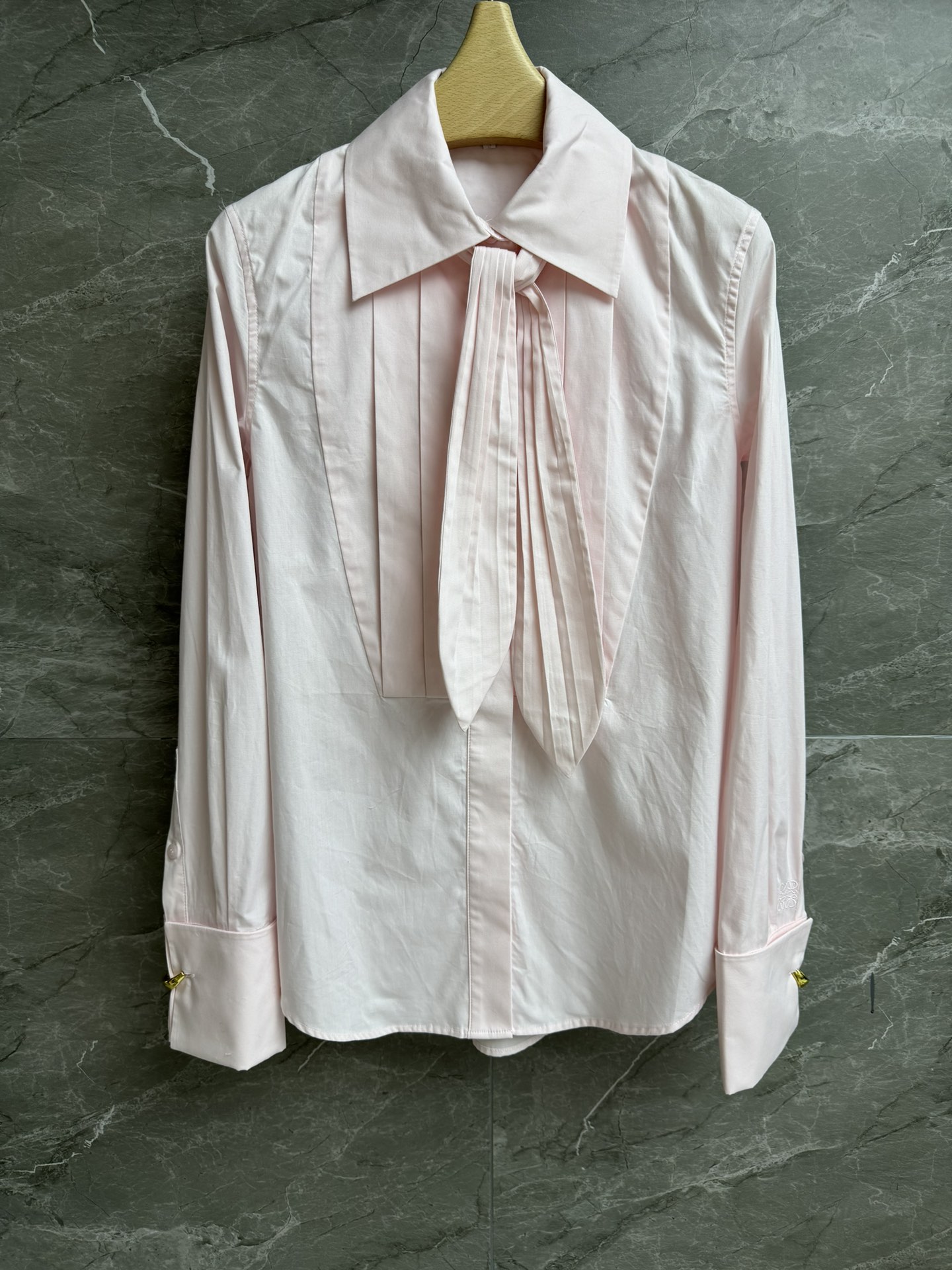 NO:426675,New spring and summer models are available. Luo Yiwei ribbon neck shirt. 2025 spring and summer series. Lapel streamer design. Retro hardware cufflink decoration. Exquisite embroidery logo embellishment. Age-reducing fashionable and high-end custom cotton poplin fabric. Light, comfortable and breathable. Loose style. Slim and temperament on the upper body. Full trademark. Size SML,,loewe,shirts,alexander wang.19860909春夏新款上新啦 罗意威飘带领衬衫 2025春夏系列 翻领飘带设计 复古五金袖扣装饰 精致刺绣logo点缀 减龄时髦高级 定制棉质府绸面料 轻薄舒适透气 宽松版型 上身显瘦又气质 商标齐全 尺码SML,,loewe,shirts,alexander wang,Women's clothing