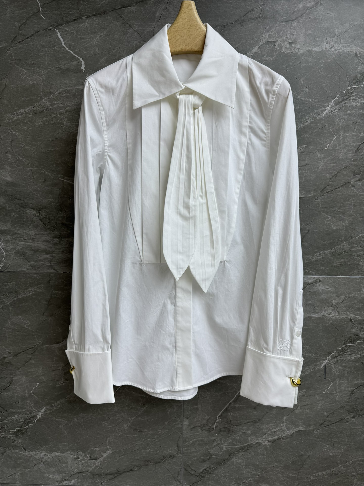 NO:426684,New spring and summer models are available. Luo Yiwei ribbon neck shirt. 2025 spring and summer series. Lapel streamer design. Retro hardware cufflink decoration. Exquisite embroidery logo embellishment. Age-reducing fashionable and high-end custom cotton poplin fabric. Light, comfortable and breathable. Loose style. Slim and temperament on the upper body. Full trademark. Size SML,,loewe,shirts,alexander wang.19860909春夏新款上新啦 罗意威飘带领衬衫 2025春夏系列 翻领飘带设计 复古五金袖扣装饰 精致刺绣logo点缀 减龄时髦高级 定制棉质府绸面料 轻薄舒适透气 宽松版型 上身显瘦又气质 商标齐全 尺码SML,,loewe,shirts,alexander wang,Women's clothing