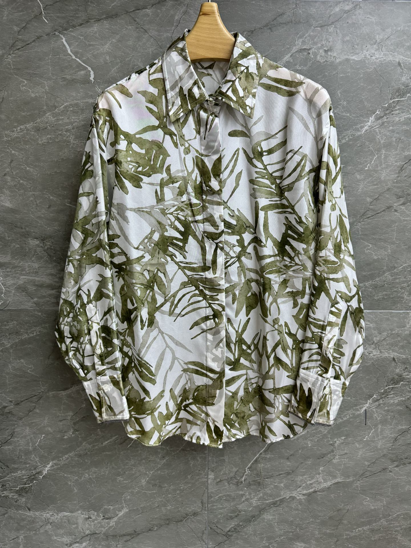 NO:426690,New summer models are shipped. Bc wax leaf printed shirt. Spring and summer 2025 series. Lapel neckline design. Cold and high-end plant printing patterns. Create a unique vacation style. Customized silk fabric. Light and flowing. Loose style. Slim and temperament on the upper body. Full trademark. Size SML,,alexander wang.19860909夏季新款出货啦 Bc腊叶印花衬衣 2025春夏系列 翻领领口设计 清冷高级的植物印花图案 打造独特的度假风 定制丝质面料 轻盈飘逸 宽松版型 上身显瘦又气质 商标齐全 尺码SML,,alexander wang,Women's clothing