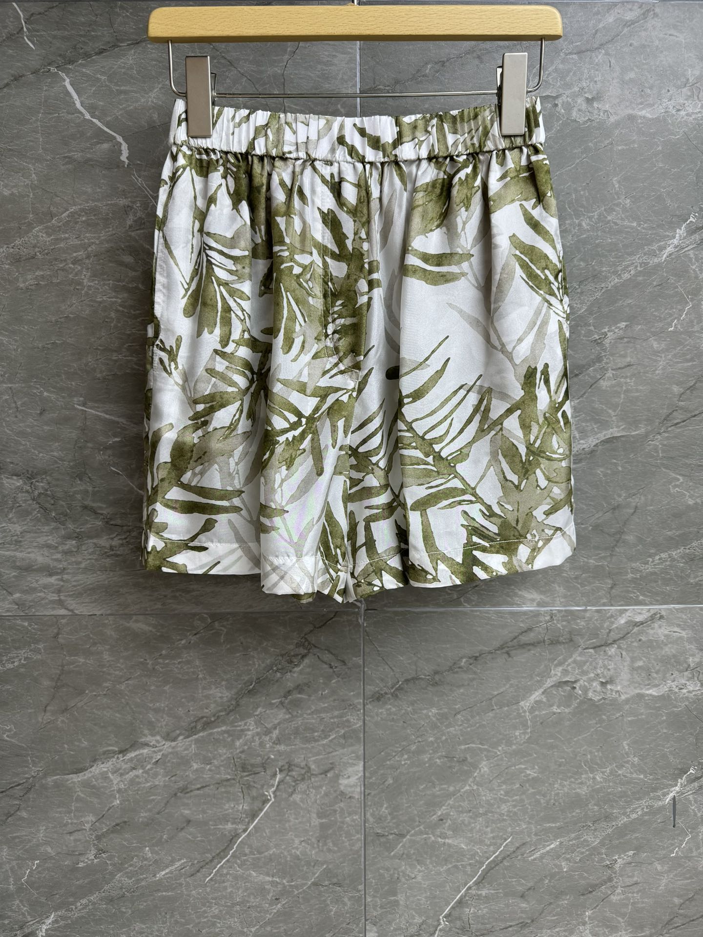 NO:426696,New summer models are shipped. Bc wax leaf printed shorts. Spring and summer 2025 series. Elastic elastic waist. Cold and high-end plant printing patterns. Create a unique vacation style. Customized silk fabric. Light and flowing. Straight shorts. Slim and versatile. Full trademark. Size SML, shorts, alexander wang.19860909夏季新款出货啦 Bc腊叶印花短裤 2025春夏系列 松紧弹力腰头 清冷高级的植物印花图案 打造独特的度假风 定制丝质面料 轻盈飘逸 直筒短裤版型 上身显瘦又百搭 商标齐全 尺码SML,,shorts,alexander wang,Women's clothing