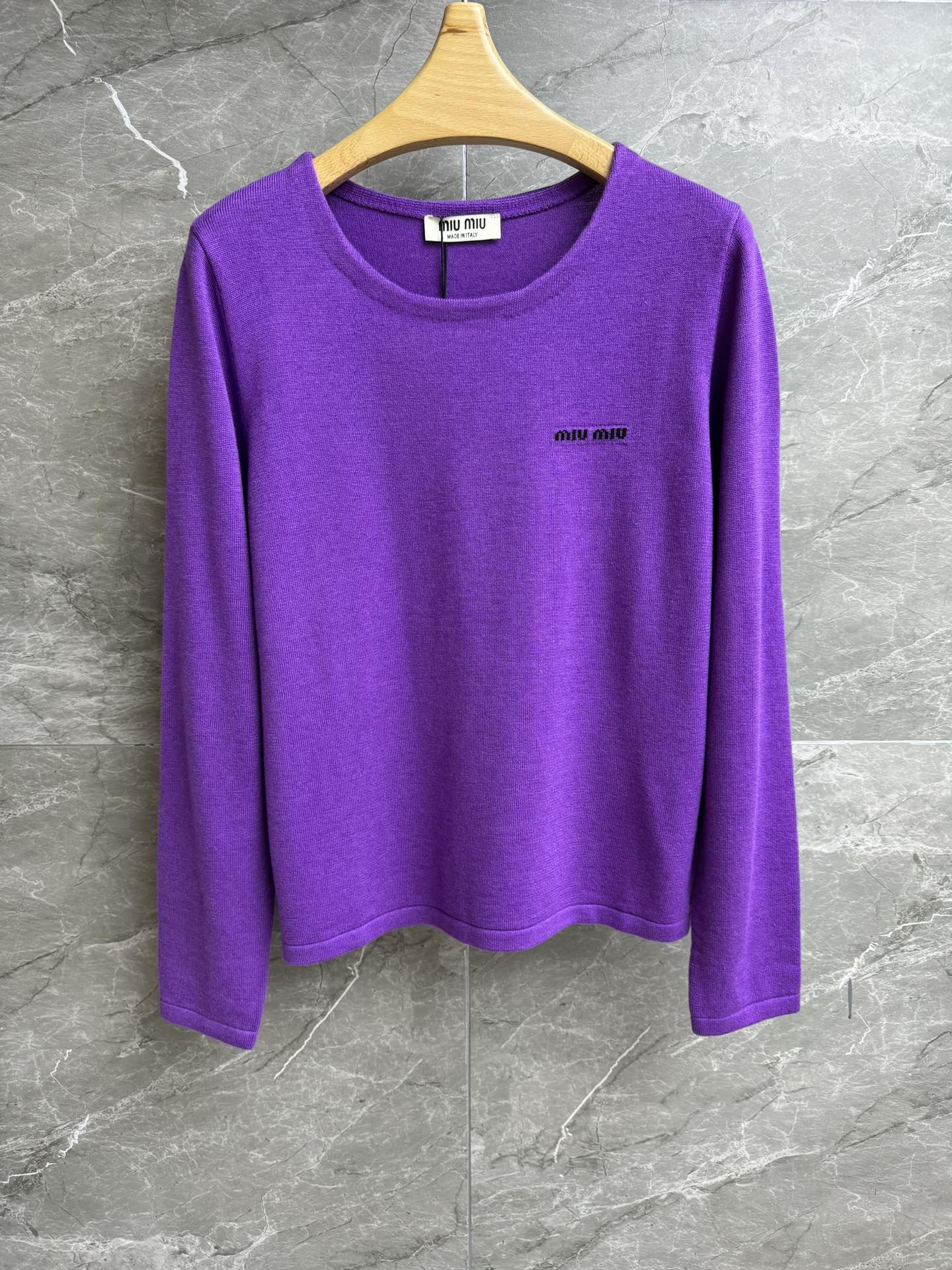 NO:427242,New models for early autumn are available. Miu purple knitted sweater. 2025 autumn and winter series. Round neckline design. Alphabet inlay pattern embellishment. Fashionable and high-end color matching. Wool knitted fabric. Comfortable and skin-friendly. Loose style. Slim and versatile. Full trademark. Size SML,,miumiu,sweaters,alexander wang.19860909早秋新款上新啦 Miu紫色针织毛衣 2025秋冬系列 圆领领口设计 字母嵌花图案点缀 配色时髦高级 羊毛针织面料 舒适亲肤 宽松版型 上身显瘦又百搭 商标齐全 尺码SML,,miumiu,sweaters,alexander wang,Women's clothing