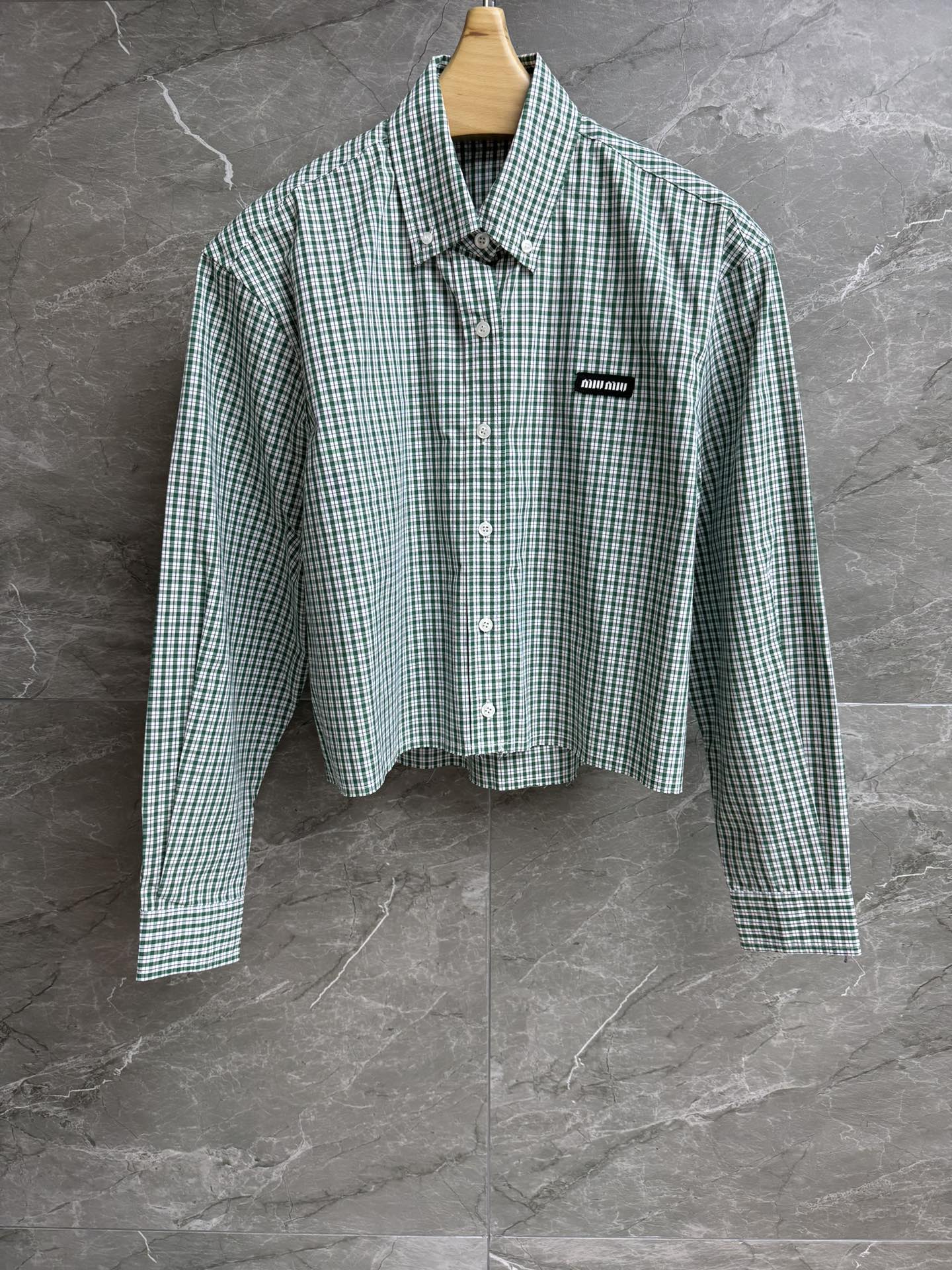NO:427248,New summer style is available. Miu checked short shirt. Spring and summer 2025 series. Lapel neckline design. Letter logo embroidery embroidery. Green and white checkered color scheme. Fresh and fashionable. Cotton poplin material. Comfortable and breathable. Short loose style. Slim and versatile. Full trademark. Size SML,,miumiu,alexander wang.19860909夏季新款上新啦 Miu格纹短款衬衣 2025春夏系列 翻领领口设计 字母徽标刺绣点缀 绿白格纹配色 清新时髦 棉府绸材质 舒适透气 短款宽松版型 上身显瘦又百搭 商标齐全 尺码SML,,miumiu,alexander wang,Women's clothing