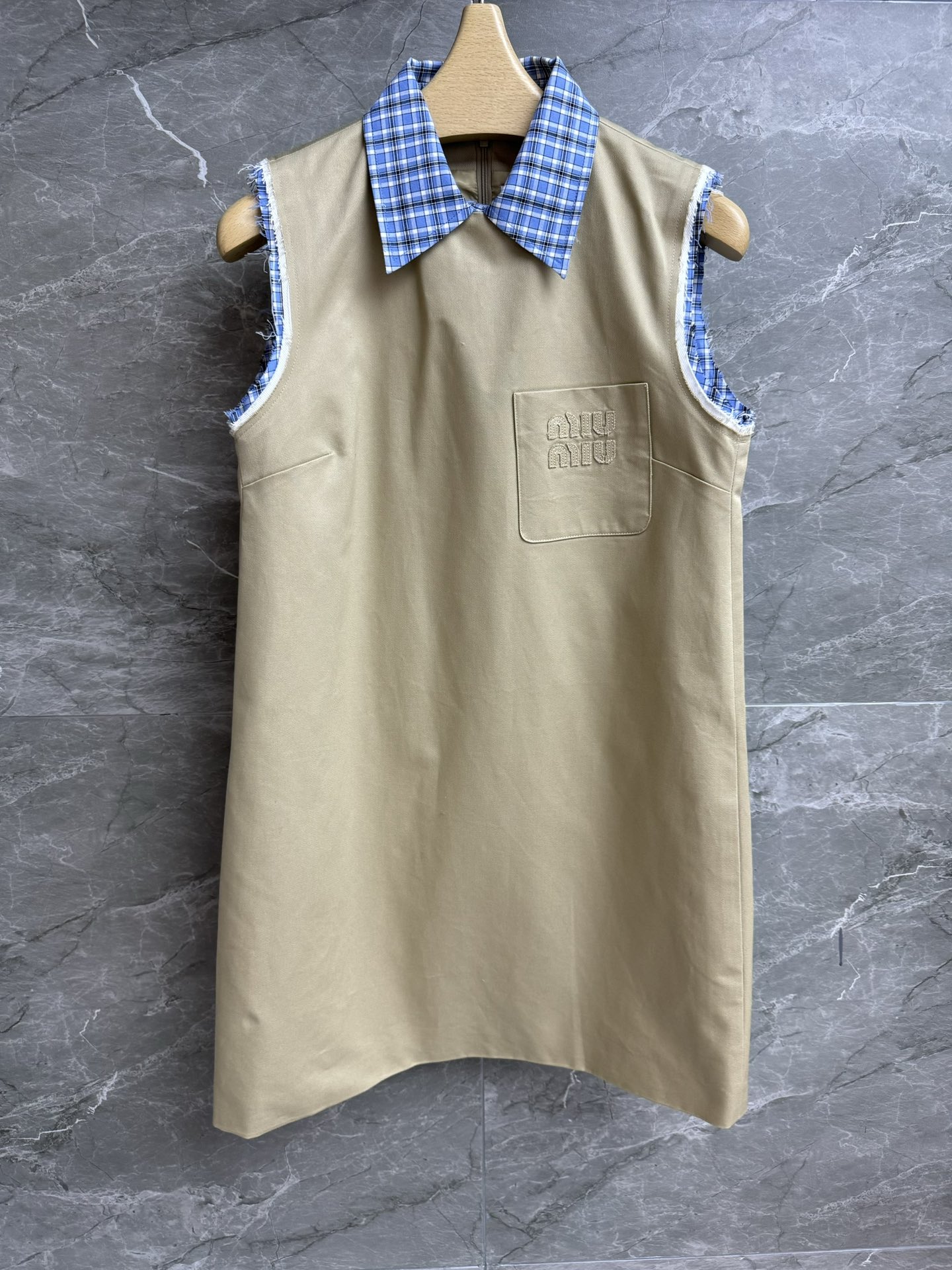 NO:427258,New summer models are available. Miu checked splicing vest skirt. Spring and summer series. 2025 plaid splicing design. Letter logo patch embroidery embroidery. Retro literature. Salt or sweet. Customized cotton fabric. Straight-tube style. Slim and temperament. Full trademark. Size SML,,miumiu, skirts, alexander wang.19860909夏季新款上新啦 Miu格纹拼接背心裙 2025春夏系列 格纹拼接设计 字母logo贴布刺绣点缀 复古文艺 可盐可甜 定制棉质面料 直筒版型 上身显瘦又气质 商标齐全 尺码SML,,miumiu,skirts,alexander wang,Women's clothing