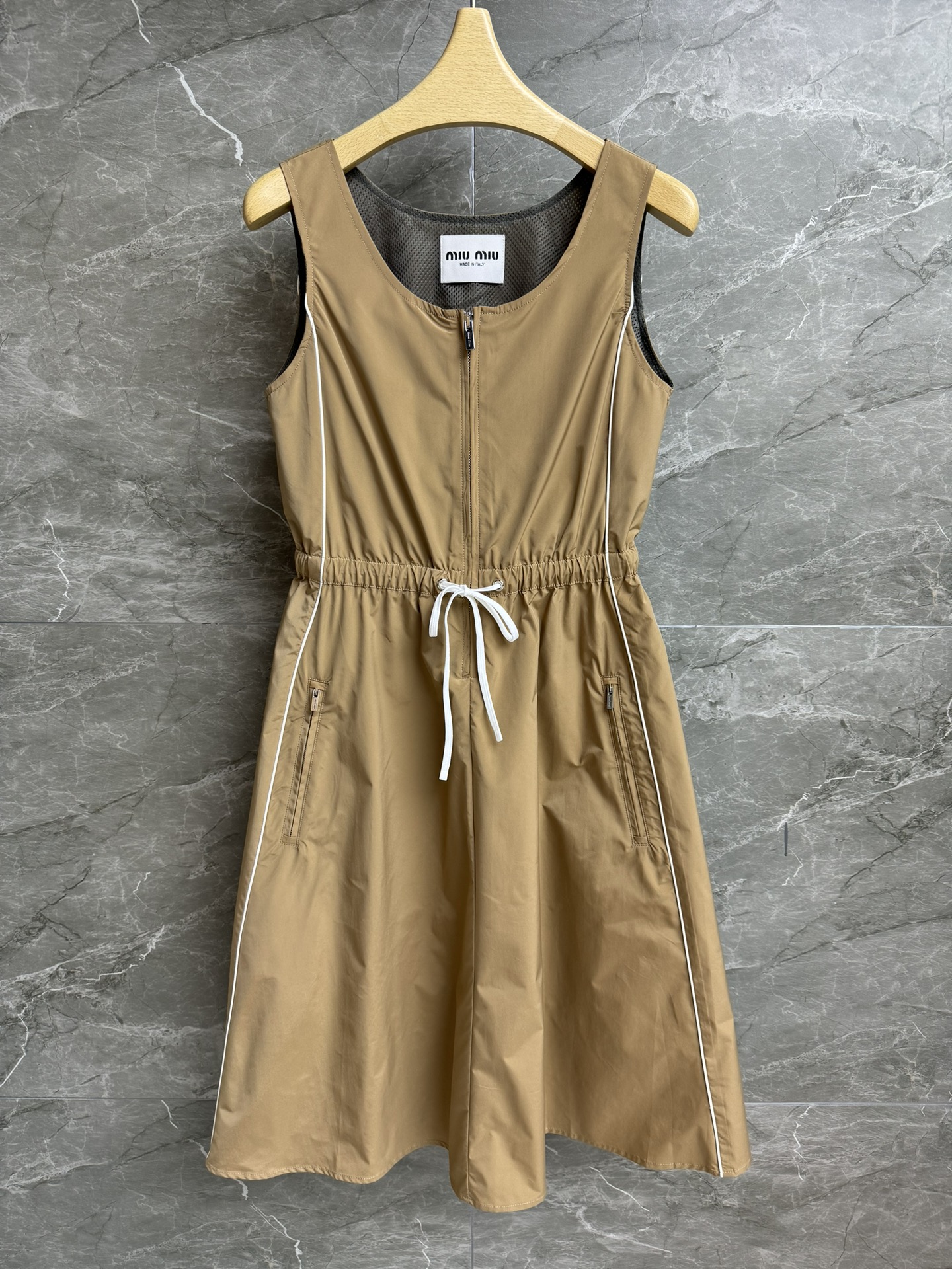 NO:427216,New summer models are available. Miu drawstring waist vest skirt. Spring and summer series. Round neck zipper design. Elastic drawstring waist. Alphabet patch embroidery. Retro fashionable and high-end. Recycled polyester silk fabric. Comfortable and skin-friendly. Miu-length style. Slim and temperament. Full trademark. Size SML,,miumiu, skirts, alexander wang.19860909夏季新款上新啦 Miu抽绳收腰背心裙 2025春夏系列 圆领拉链设计 松紧抽绳收腰 字母贴布刺绣点缀 复古时髦高级 再生聚酯丝绸面料 舒适亲肤 中长款版型 上身显瘦又气质 商标齐全 尺码SML,,miumiu,skirts,alexander wang,Women's clothing