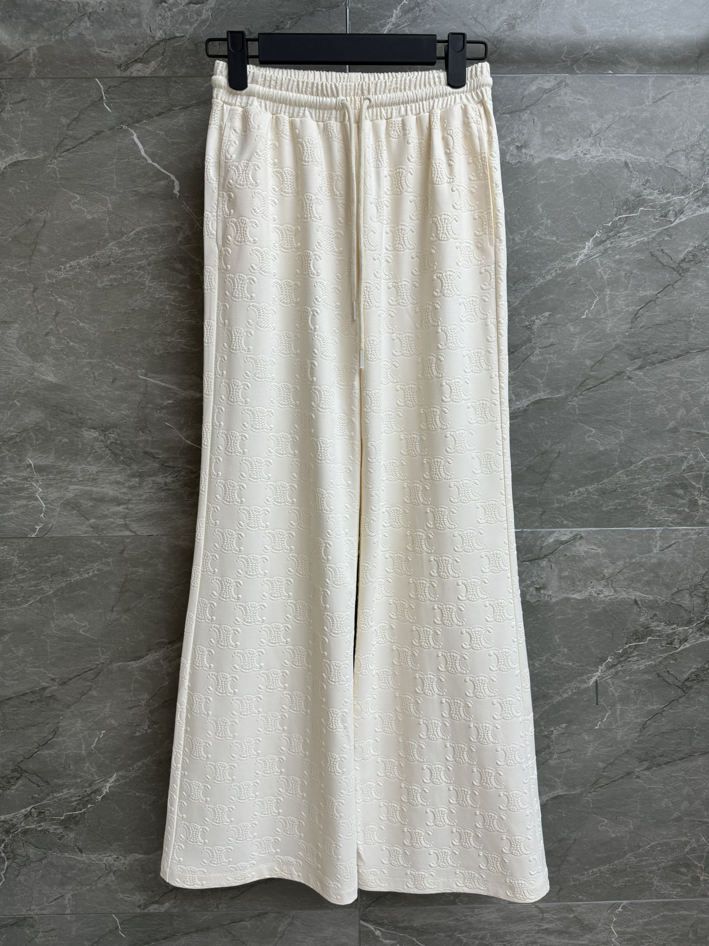 NO:428162,New summer models are available. CL full-print embossed trousers. Spring and summer series. Flexible drawstring design. Full-print Arc de Triomphe logo pattern. Three-dimensional embossed embossed. Casual and fashionable. Customized fabrics. Comfortable drapes. Loose straight-leg pants. Slim and versatile. Full trademark. Size SML,,alexander wang.19860909夏季新款上新啦 CL满印压花长裤 2025春夏系列 腰头松紧抽绳设计 满印凯旋门logo图案 立体浮雕压花 休闲时髦高级 定制面料舒适垂坠 宽松直筒裤版型 上身显瘦又百搭 商标齐全 尺码SML,,alexander wang,Women's clothing