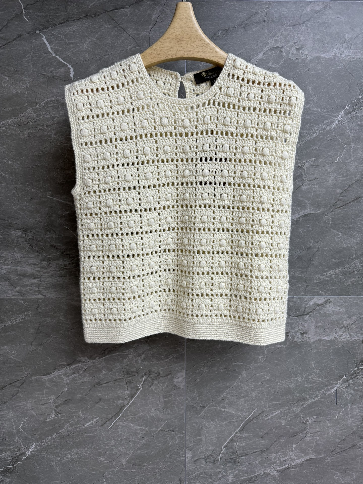 NO:428174,New spring and summer models are available. LP hollow cashmere top. 2025 spring and summer series. Round neck sleeveless design. Hand-cropped hollow pattern. Exquisite three-dimensional. Gentle and high-end. Cashmere abaca blended yarn. Clever and comfortable. Normal style. Slim and temperament. Full trademark. Size SML, loro piana, alexander wang.19860909春夏新款上新啦 LP镂空羊绒上衣 2025春夏系列 圆领无袖设计 手工钩织镂空图案 精致立体 温柔高级 羊绒蕉麻混纺纱线 挺括舒适 正常版型 上身显瘦又气质 商标齐全 尺码SML,,loro piana,alexander wang,Women's clothing