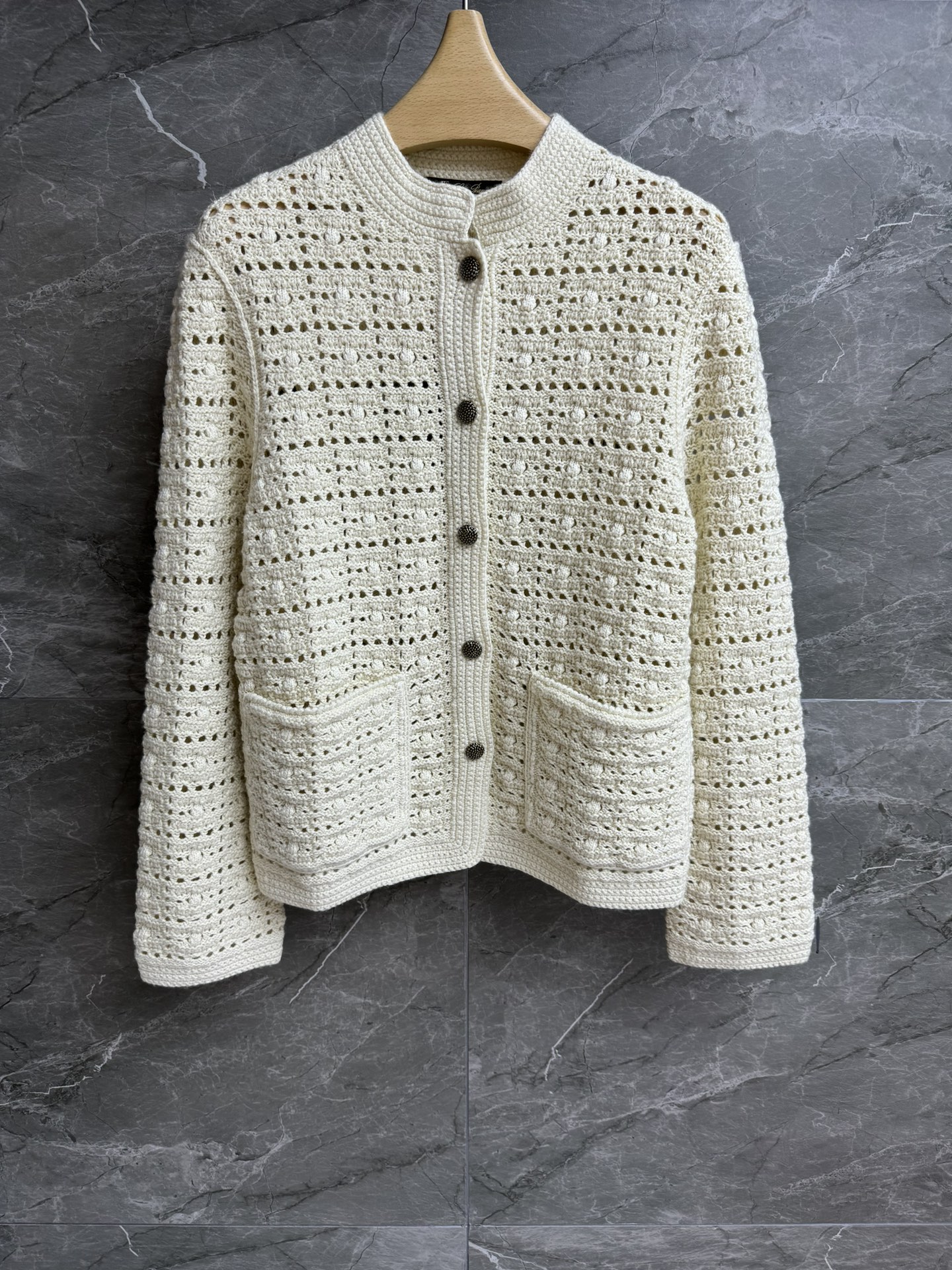 NO:428186,New spring and summer models are available. LP hollow cashmere jacket. 2025 spring and summer series. Stand-up collar single-breasted design. Hand-made crocheted hollow pattern. Exquisite three-dimensional. Gentle and high-end. Cashmere abaca blended yarn. Clever and comfortable. Normal style. Slim and temperament. Full trademark. Size SML,,loro piano, jackets & coats,alexander wang.19860909春夏新款上新啦 LP镂空羊绒外套 2025春夏系列 立领单排扣设计 手工钩织镂空图案 精致立体 温柔高级 羊绒蕉麻混纺纱线 挺括舒适 正常版型 上身显瘦又气质 商标齐全 尺码SML,,loro piana,jackets & coats,alexander wang,Women's clothing