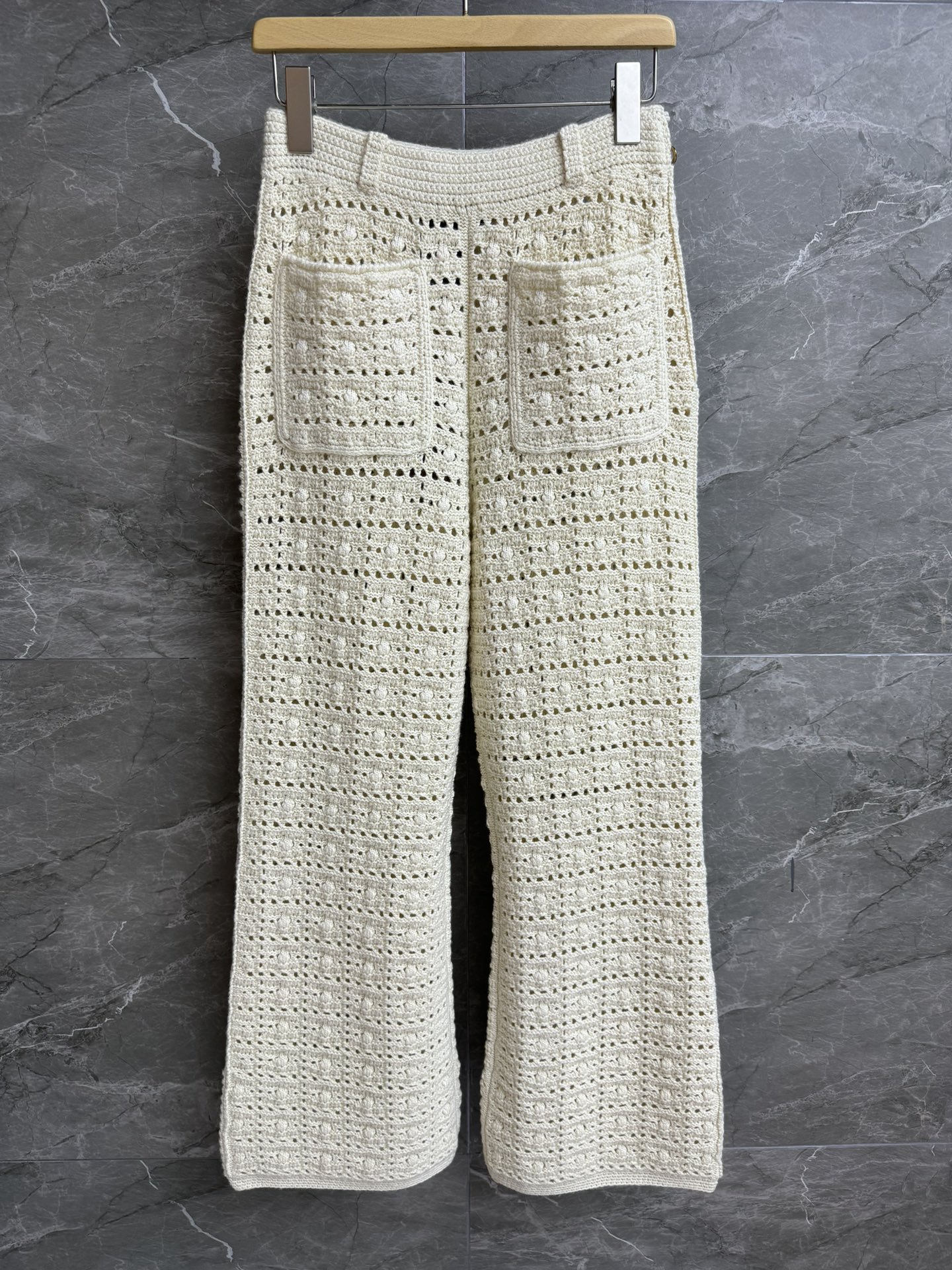 NO:428198,New spring and summer models are available. LP hollow cashmere straight-leg pants. Spring and summer 2025 series. Side zipper design. Hand-made crochet hollow pattern. Exquisite three-dimensional. Gentle and high-end. Cashmere abaca blended yarn. Clever and comfortable. Straight pants style. Slim and versatile. Full trademark. Size SML, loro piana, alexander wang.19860909春夏新款上新啦 LP镂空羊绒直筒裤 2025春夏系列 侧边拉链设计 手工钩织镂空图案 精致立体 温柔高级 羊绒蕉麻混纺纱线 挺括舒适 直筒裤版型 上身显瘦又百搭 商标齐全 尺码SML,,loro piana,alexander wang,Women's clothing