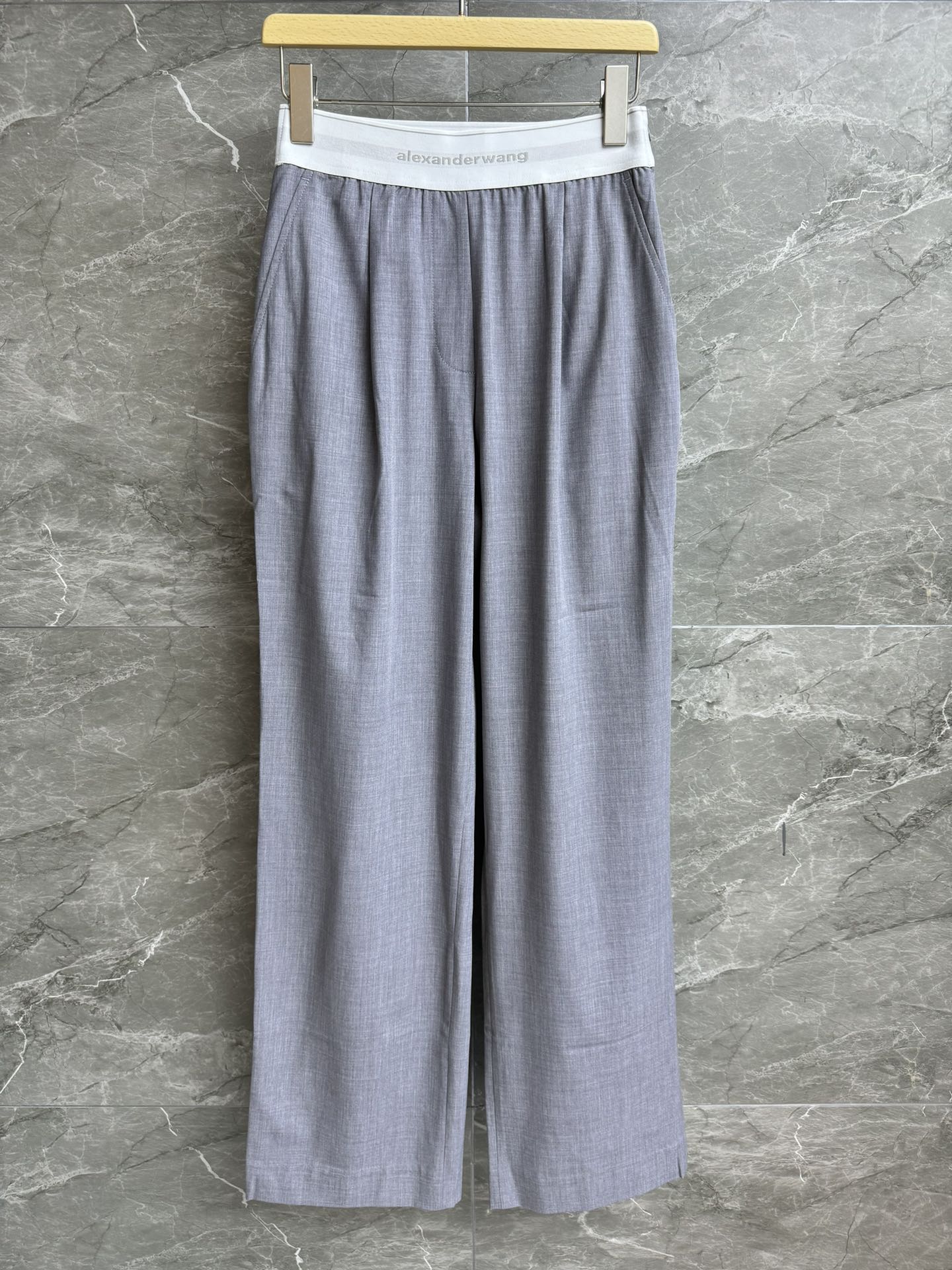 NO:428204,New spring and summer styles are available. Dawang straight suit pants. 2025 spring and summer series. Stretch webbing design at waist logo. Simple and fashionable and high-end imported high-strength wool fabric. Light and smooth. High-waist straight pants style. The upper body looks slim and versatile. Full trademark. Size SMLxL,,alexander wang,business suit,alexander wang.19860909春夏新款上新啦 大王直筒西装裤 2025春夏系列 腰部logo弹力织带拼接设计 简约时髦高级 进口高支羊毛面料 轻薄垂顺 高腰直筒裤版型 上身显瘦又百搭 商标齐全 尺码SMLxL,,alexander wang,business suit,alexander wang,Women's clothing