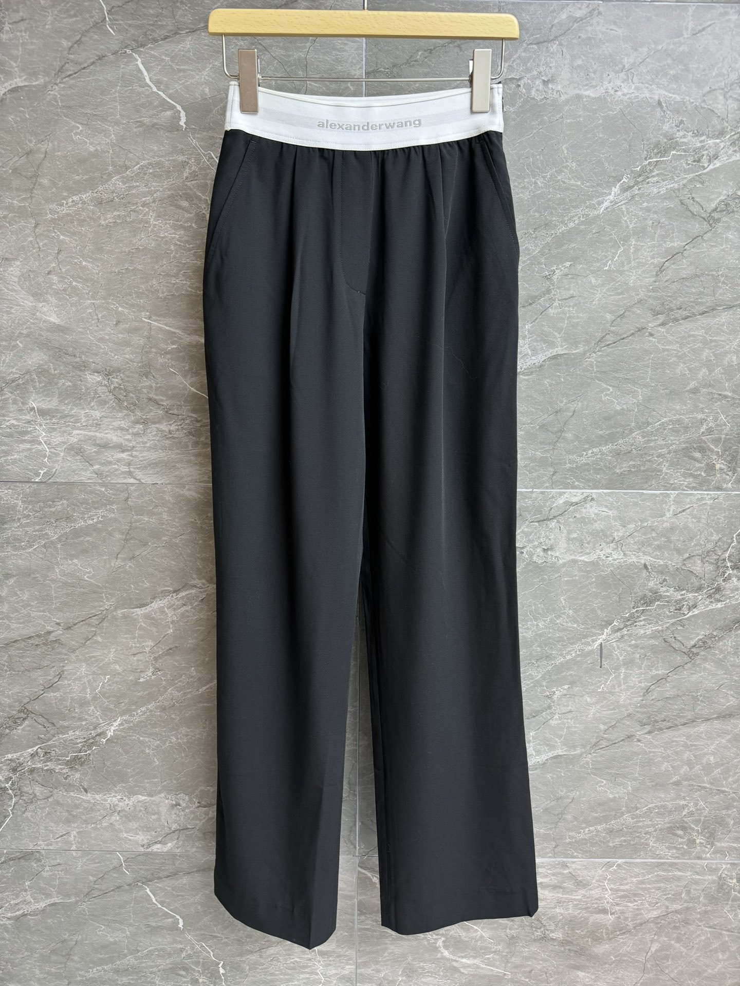 NO:428213,New spring and summer styles are available. Dawang straight suit pants. 2025 spring and summer series. Stretch webbing design at waist logo. Simple and fashionable and high-end imported high-strength wool fabric. Light and smooth. High-waist straight pants style. The upper body looks slim and versatile. Full trademark. Size SMLxL,,alexander wang,business suit,alexander wang.19860909春夏新款上新啦 大王直筒西装裤 2025春夏系列 腰部logo弹力织带拼接设计 简约时髦高级 进口高支羊毛面料 轻薄垂顺 高腰直筒裤版型 上身显瘦又百搭 商标齐全 尺码SMLxL,,alexander wang,business suit,alexander wang,Women's clothing