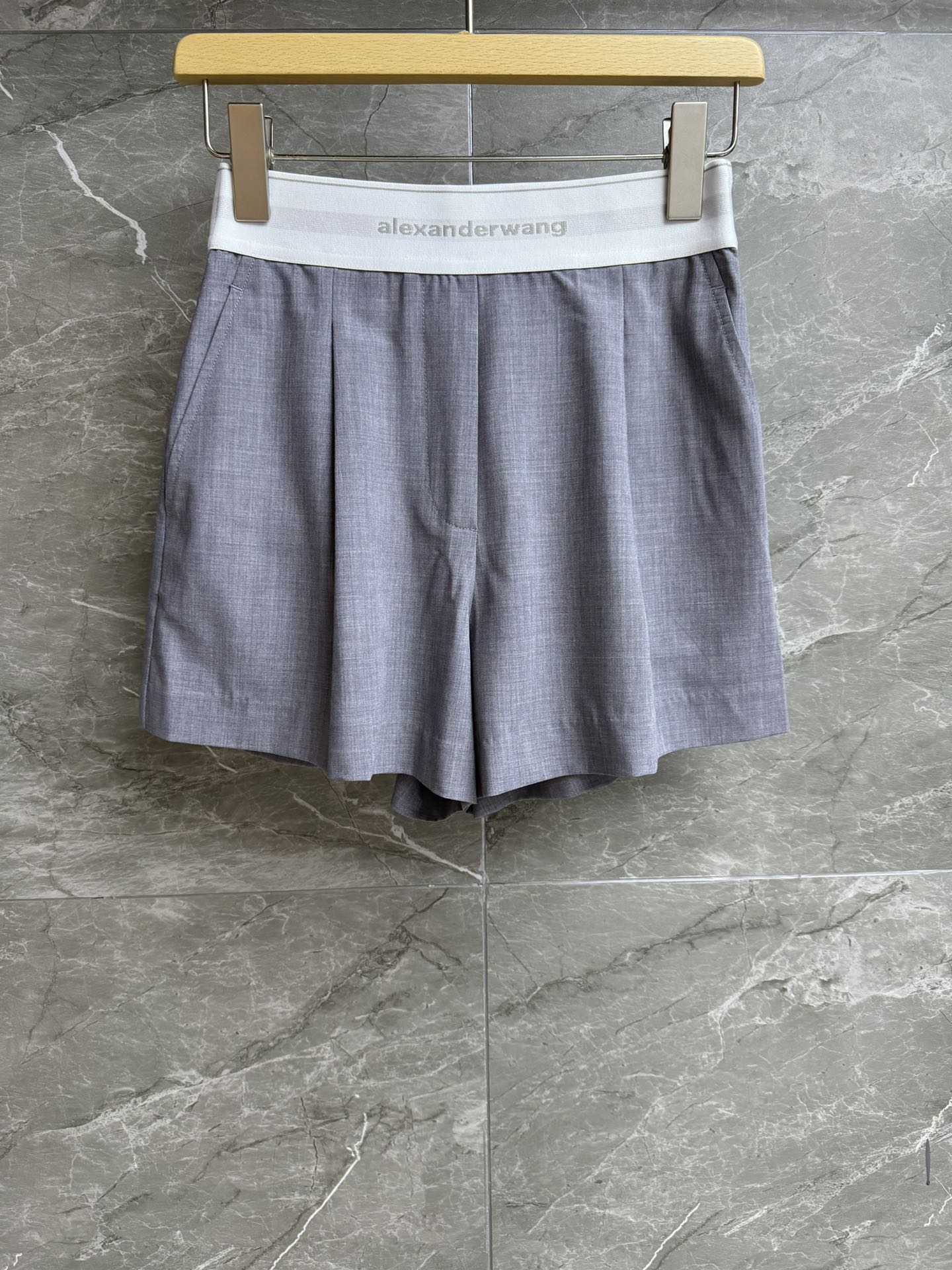 NO:428216,New spring and summer models are available. Dawang letter waist shorts. 2025 spring and summer series. Stretch webbing on the waist logo. Simple and fashionable and high-end imported high-strength fabric. Light and smooth. High-waist shorts. The upper body looks slim and versatile. Full trademark. Size SMLxL,,alexander wang, shorts,alexander wang.19860909春夏新款上新啦 大王字母腰短裤 2025春夏系列 腰部logo弹力织带拼接 简约时髦高级 进口高支羊毛面料 轻薄垂顺 高腰短裤版型 上身显瘦又百搭 商标齐全 尺码SMLxL,,alexander wang,shorts,alexander wang,Women's clothing