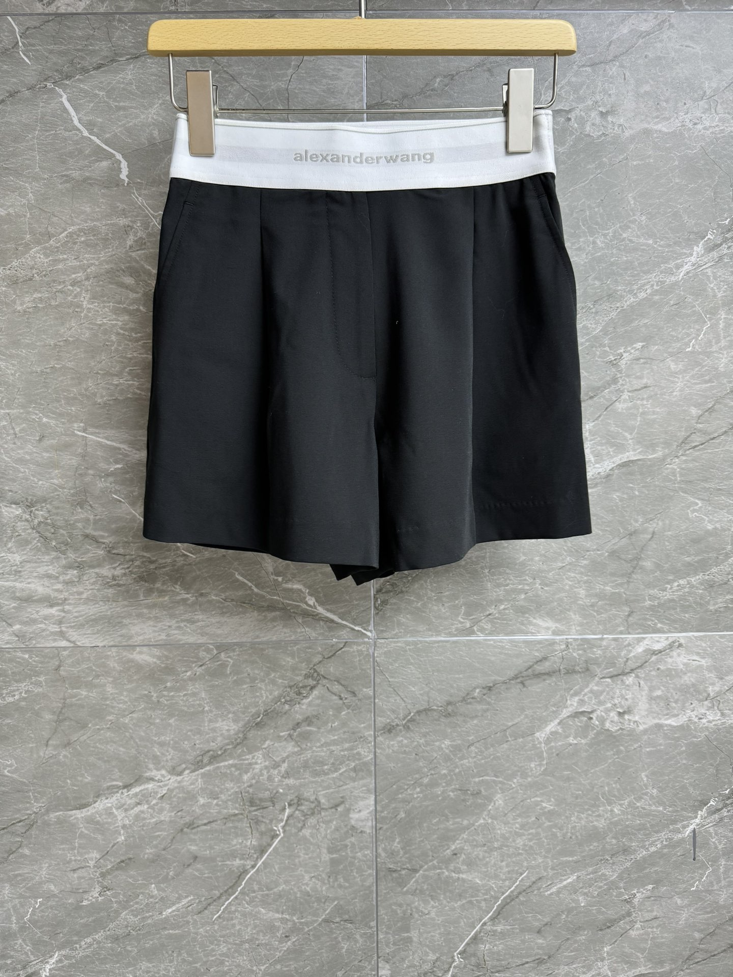 NO:428224,New spring and summer models are available. Dawang letter waist shorts. 2025 spring and summer series. Stretch webbing on the waist logo. Simple and fashionable and high-end imported high-strength fabric. Light and smooth. High-waist shorts. The upper body looks slim and versatile. Full trademark. Size SMLxL,,alexander wang, shorts,alexander wang.19860909春夏新款上新啦 大王字母腰短裤 2025春夏系列 腰部logo弹力织带拼接 简约时髦高级 进口高支羊毛面料 轻薄垂顺 高腰短裤版型 上身显瘦又百搭 商标齐全 尺码SMLxL,,alexander wang,shorts,alexander wang,Women's clothing