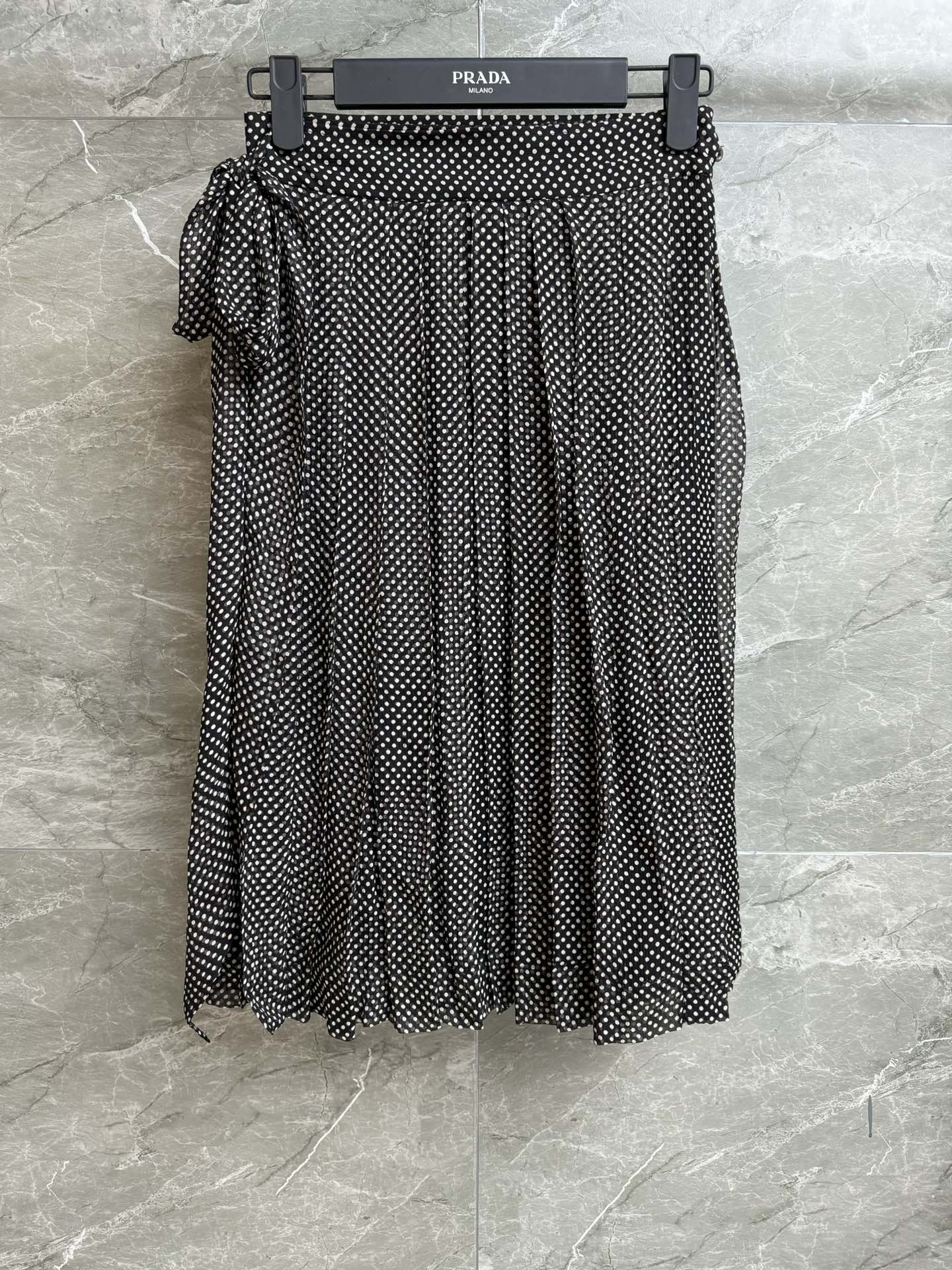 NO:428232,New summer style is available. P home polka dot silk skirt. 2025 spring and summer series. Side lace-up design. Black and white polka dot printed pattern. Retro literature. Custom silk fabric. Light and flowing. Wrap skirt style. Slim and temperament. Full trademark. Size SML, skirts, real silk, alexander wang.19860909夏季新款上新啦 P家波点真丝半裙 2025春夏系列 侧边系带设计 黑白波点印花图案 复古文艺 定制真丝面料 轻薄飘逸 围裹式半身裙版型 上身显瘦又气质 商标齐全 尺码SML,,skirts,real silk,alexander wang,Women's clothing