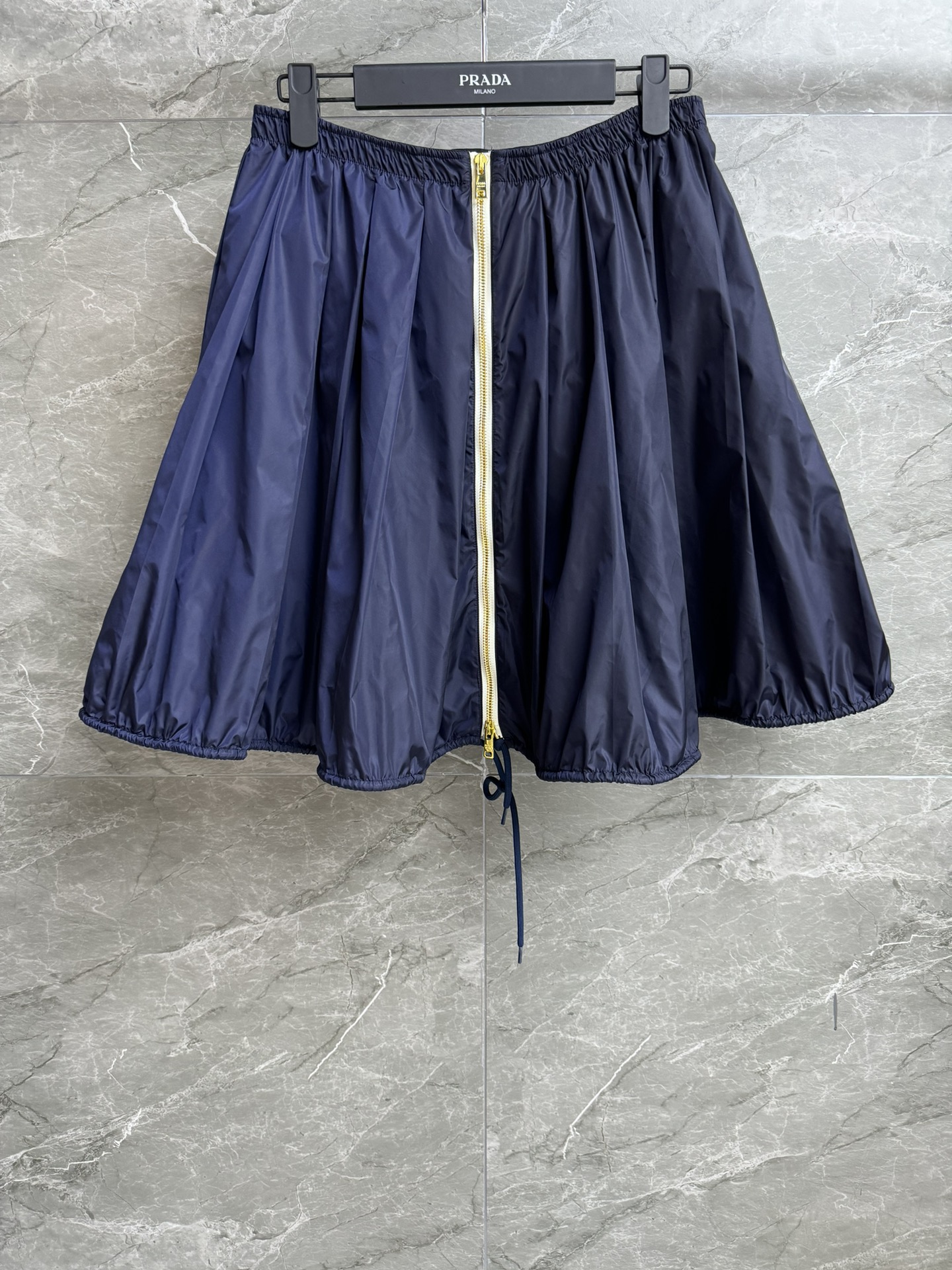 NO:428236,New summer models are available. P-home nylon drawstring skirt. Spring and summer 2025 series. Elastic elastic waist. Hem drawstring design. Casual and fashionable personality. It uses easy-to-recycle nylon fabric. Light and crisp. High-waisted pleated skirt style. The upper body looks slim and versatile. Full trademark. Size SML, skirts, alexander wang.19860909夏季新款上新啦 P家尼龙抽绳半裙 2025春夏系列 松紧弹力腰头 下摆抽绳设计 休闲时髦个性 采用易再生尼龙面料 轻薄挺括 高腰百褶半裙版型 上身显瘦又百搭 商标齐全 尺码SML,,skirts,alexander wang,Women's clothing