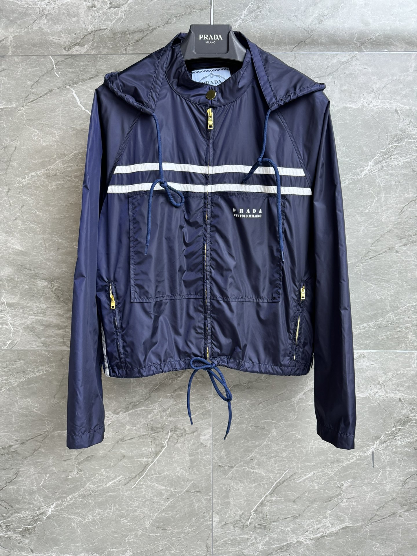 NO:428240,New summer models are available. P nylon striped jacket. Spring and summer 2025 series. Hooded zipper design. Letters and logo embellishments. Blue and white contrasting bands. Fashionable and age-reducing. Customized recycled nylon fabric. Light and comfortable. Loose style. Casual and versatile upper body. Full trademark. Size SML,, jackets & coats,hats,alexander wang.19860909夏季新款上新啦 P家尼龙条纹外套 2025春夏系列 连帽拉链设计 字母徽标印花点缀 蓝白撞色饰带 时髦减龄 定制再生尼龙面料 轻薄舒适 宽松版型 上身休闲百搭 商标齐全 尺码SML,,jackets & coats,hats,alexander wang,Women's clothing