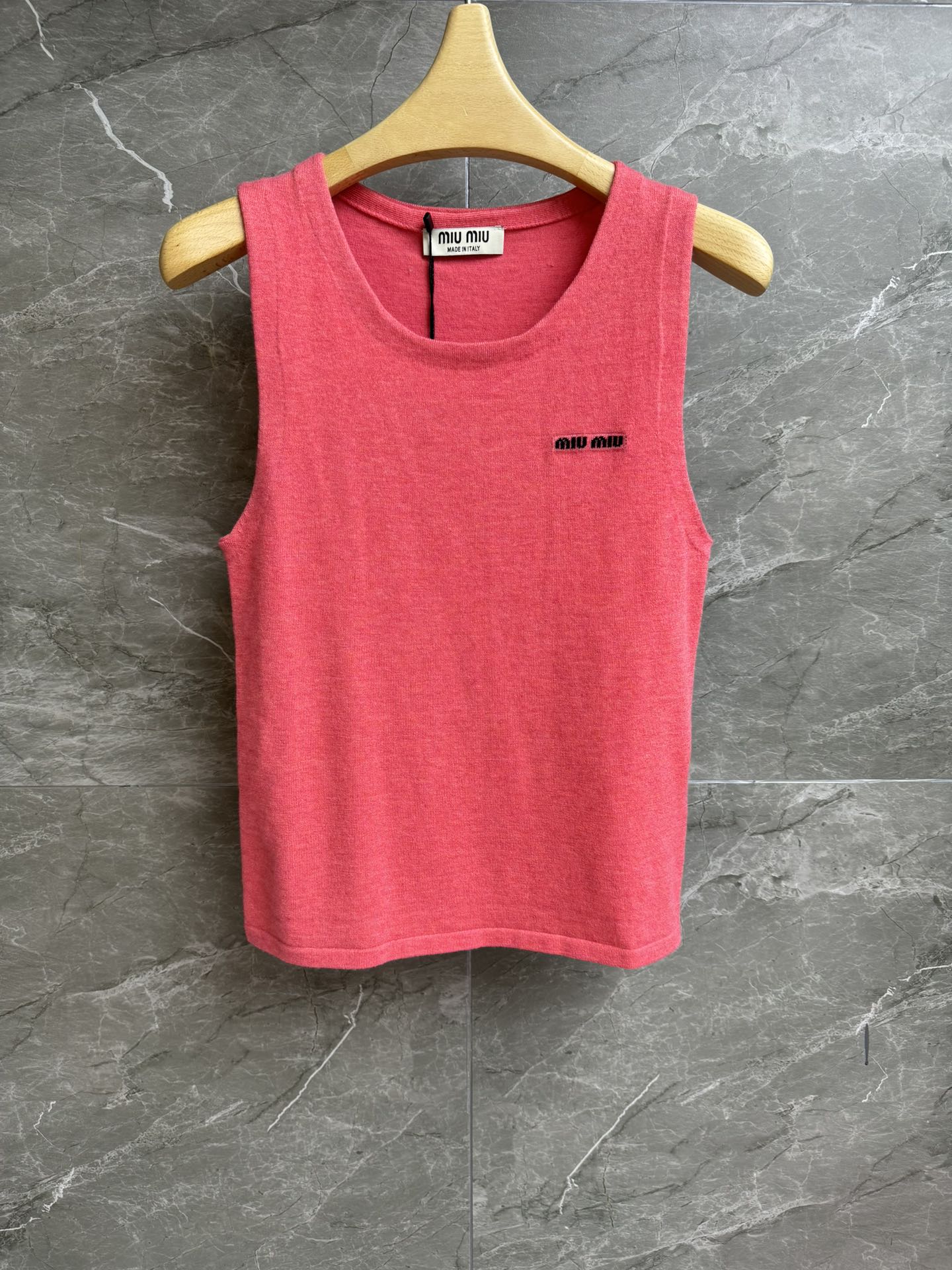 NO:432438,New models for early autumn are available. Miu color knitted vest 2025 autumn and winter series. Round neckline design. Alphabet jacquard logo embellishment. Fashionable and fashionable. Wool knitted fabric. Comfortable and breathable. Slim fit. The upper body looks slim and versatile. Full trademark. Size SML,,miumiu,alexander wang.19860909早秋新款上新啦 Miu彩色针织背心 2025秋冬系列 圆领领口设计 字母提花logo点缀 配色时髦洋气 羊毛针织面料 舒适透气 修身版型 上身显瘦又百搭 商标齐全 尺码SML,,miumiu,alexander wang,Women's clothing