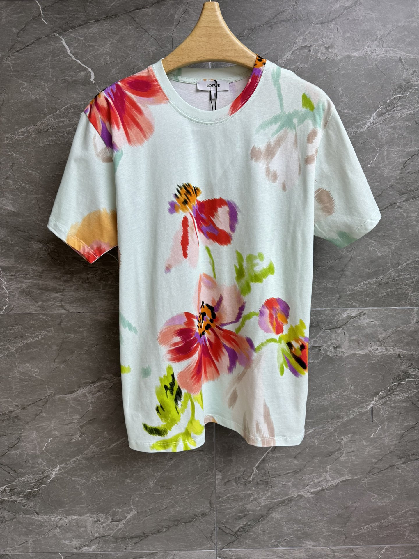 NO:431655,New summer models are available. Luo Yiwei floral print T-shirt 2025 summer series. Round neckline design. Low saturation digital floral print pattern. Back logo pattern embellishment. Lazy and fashionable. Imported cotton fabric. Comfortable and skin-friendly. Loose style. Slim and versatile. Full trademark. Size SML,,loewe,tees, t-shirt,alexander wang.19860909夏季新款上新啦 罗意威花卉印花T恤 2025夏季系列 圆领领口设计 低饱和度的数码花卉印花图案 背面logo图案点缀 慵懒时髦 进口纯棉面料 舒适亲肤 宽松版型 上身显瘦又百搭 商标齐全 尺码SML,,loewe,tees，t-shirt,alexander wang,Women's clothing