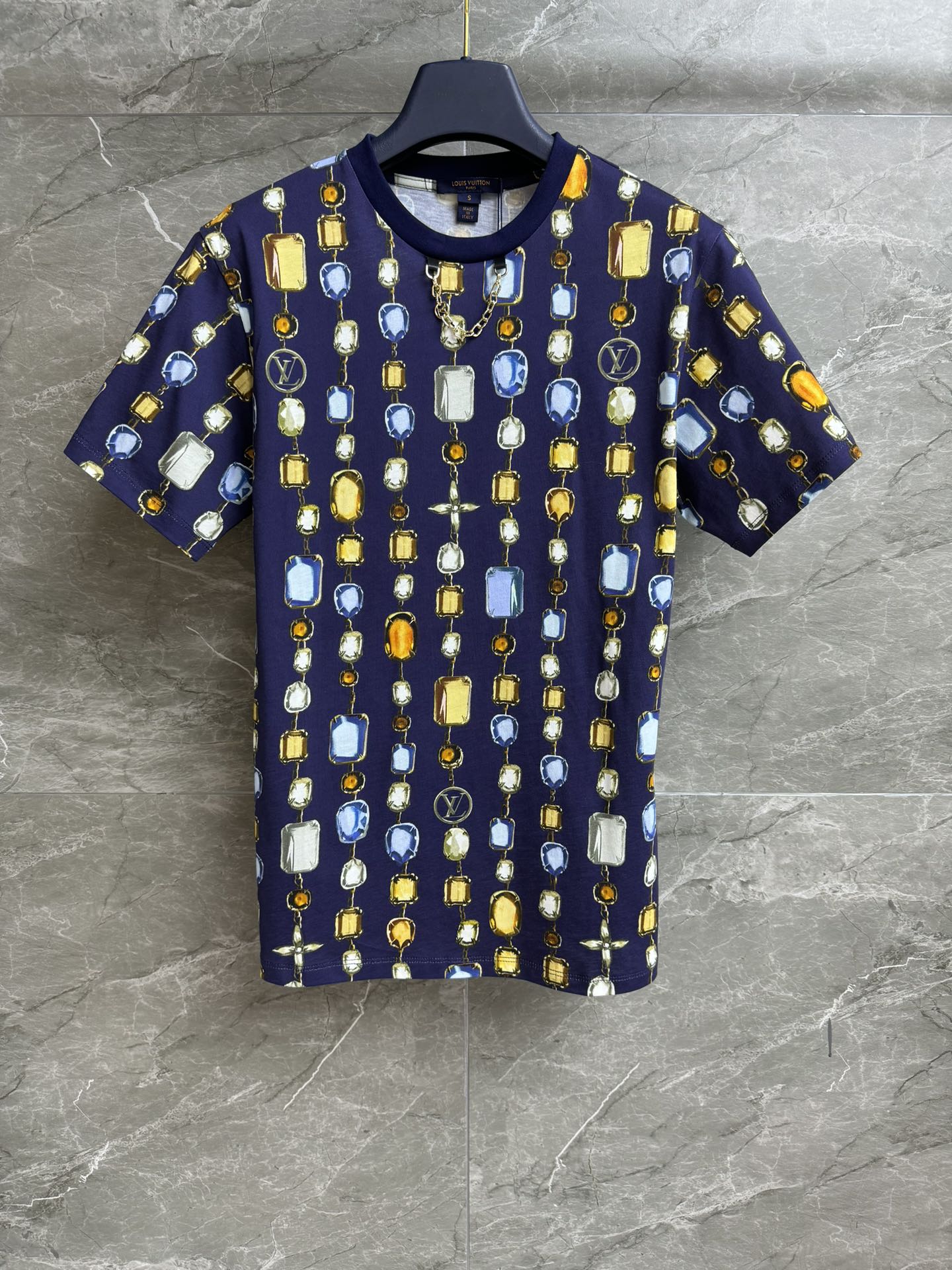 NO:428916,New summer models are available. L-home chain printed T-shirt 2025 spring and summer series. Round neckline design. Decorated with chain decoration. Gem chain printed pattern. Full of high-end feeling. Imported cotton fabric. Comfortable and breathable. Normal style. Slim and versatile. Full trademark. Size SML,,louis vuitton,tees, t-shirt,alexander wang.19860909夏季新款上新啦 L家链条印花T恤 2025春夏系列 圆领领口设计 饰以链条装饰点缀 宝石链条印花图案 满满高级感 进口纯棉面料 舒适透气 正常版型 上身显瘦又百搭 商标齐全 尺码SML,,louis vuitton,tees，t-shirt,alexander wang,Women's clothing