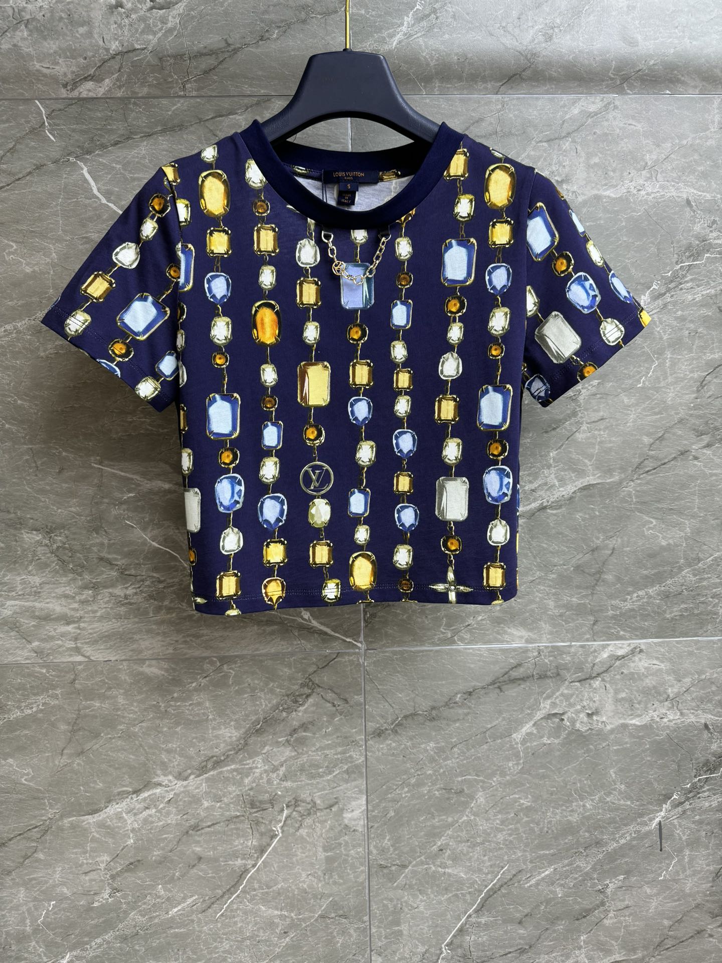 NO:428920,New summer models are available. L-home chain printed short T-shirt 2025 spring and summer series. Round neckline design. Decorated with chain decoration. Gem chain printed pattern. Full of high-end feeling. Imported pure cotton fabric. Comfortable and breathable. Short style. The upper body looks slim and versatile. Full trademark. Size SML,,louis vuitton,tees, t-shirt,alexander wang.19860909夏季新款上新啦 L家链条印花短T恤 2025春夏系列 圆领领口设计 饰以链条装饰点缀 宝石链条印花图案 满满高级感 进口纯棉面料 舒适透气 短款版型 上身显瘦又百搭 商标齐全 尺码SML,,louis vuitton,tees，t-shirt,alexander wang,Women's clothing