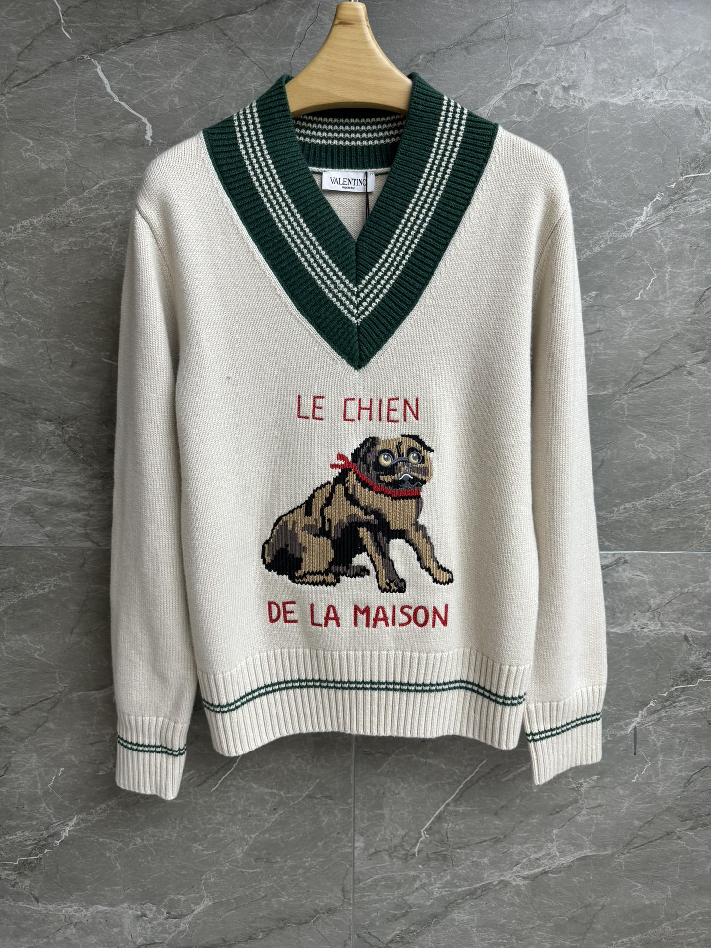 NO:429438,The new style of early autumn is available. Valentino puppy sweater. 2025 early autumn series. V-neck contrasting collar. Puppy embroidery pattern embellishment. Age-reducing college style. Wool knitted fabric. Thick, comfortable and skin-friendly. Loose style. Slim and temperament on the upper body. Full trademark. Size SML, valentino, sweaters, alexander wang.19860909早秋新款上新啦 华伦天奴小狗毛衣 2025早秋系列 V领撞色领口 小狗刺绣图案点缀 减龄学院风 羊毛针织面料 厚实舒适亲肤 宽松版型 上身显瘦又气质 商标齐全 尺码SML,,valentino,sweaters,alexander wang,Women's clothing