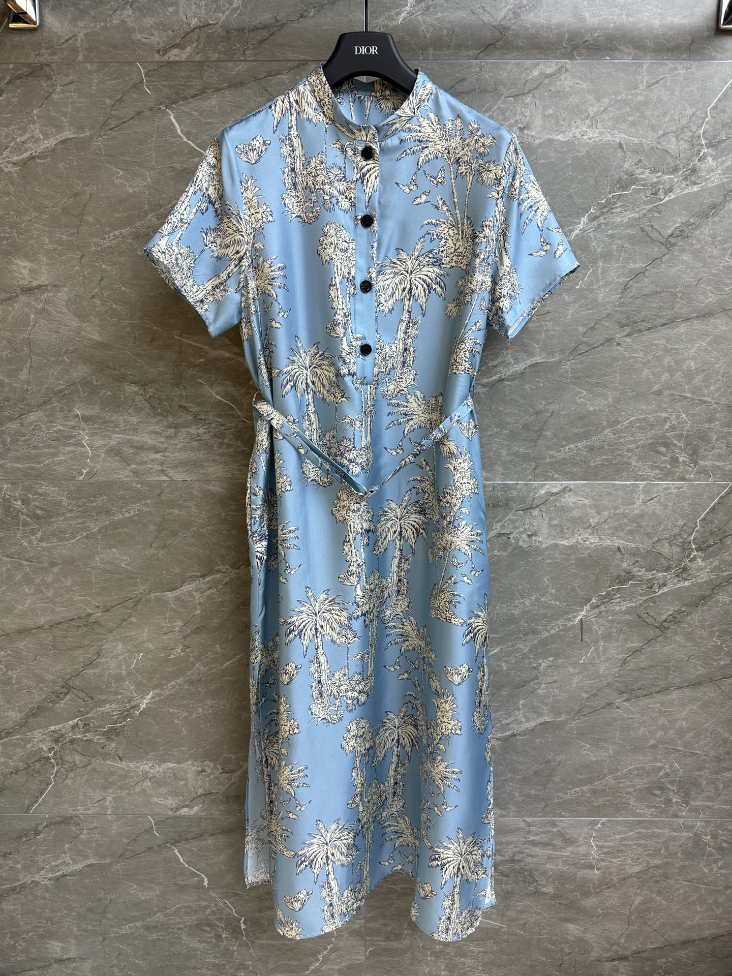 NO:430266,New summer models are shipped. D Home Coconut Printed Silk Skirt 2025 Summer Series. Stand-collar neckline design. Coconut butterfly printed pattern. Elegant and high-end custom silk fabric. Comfortable and skin-friendly. Super texture. Lace-up dress style. Slim and temperament. Full trademark. Size SML,,dior,skirts,real silk,alexander wang.19860909夏季新款出货啦 D家椰树印花真丝裙 2025夏季系列 立领领口设计 椰树蝴蝶印花图案 优雅高级 定制真丝面料 舒适亲肤 超有质感 系带连衣裙版型 上身显瘦又气质 商标齐全 尺码SML,,dior,skirts,real silk,alexander wang,Women's clothing