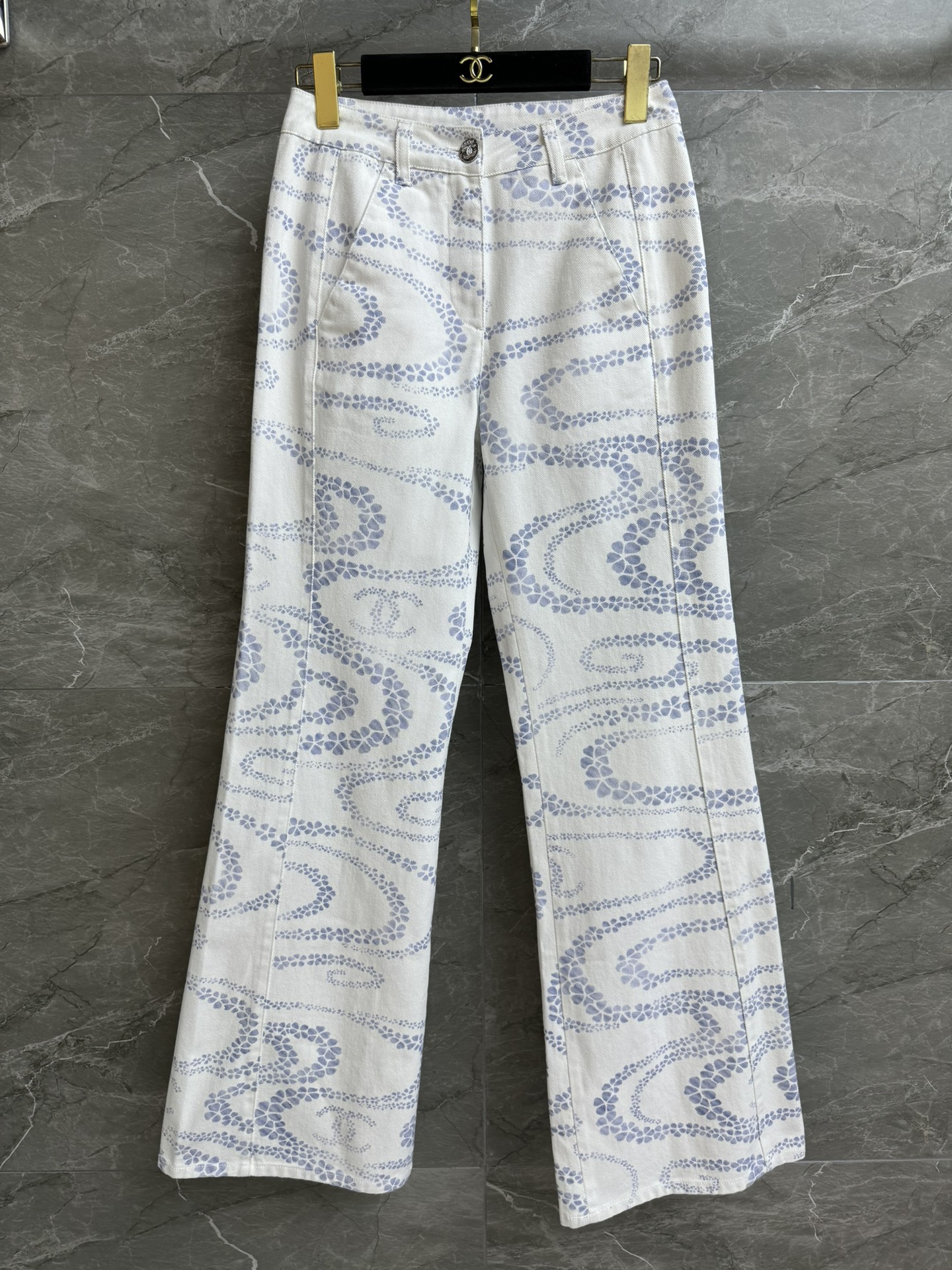 NO:430269,High-version shipped Xiangjia Printed Jeans 2025 Beach Series Petal pattern logo print pattern Fresh and elegant color matching Fixed dyeing and washing denim fabric Fine workmanship Lightweight soft and comfortable Micro-flare jeans style Slim and fashionable upper body Full trademark Size SML, Chanel, jeans, alexander wang19860909高版本出货啦 香家印花牛仔裤 2025沙滩系列 花瓣纹logo印花图案 配色清新淡雅 定染水洗牛仔面料 做工精细 轻薄柔软舒适 微喇牛仔裤版型 上身显瘦又时髦 商标齐全 尺码SML,,chanel,jeans,alexander wang,Women's clothing