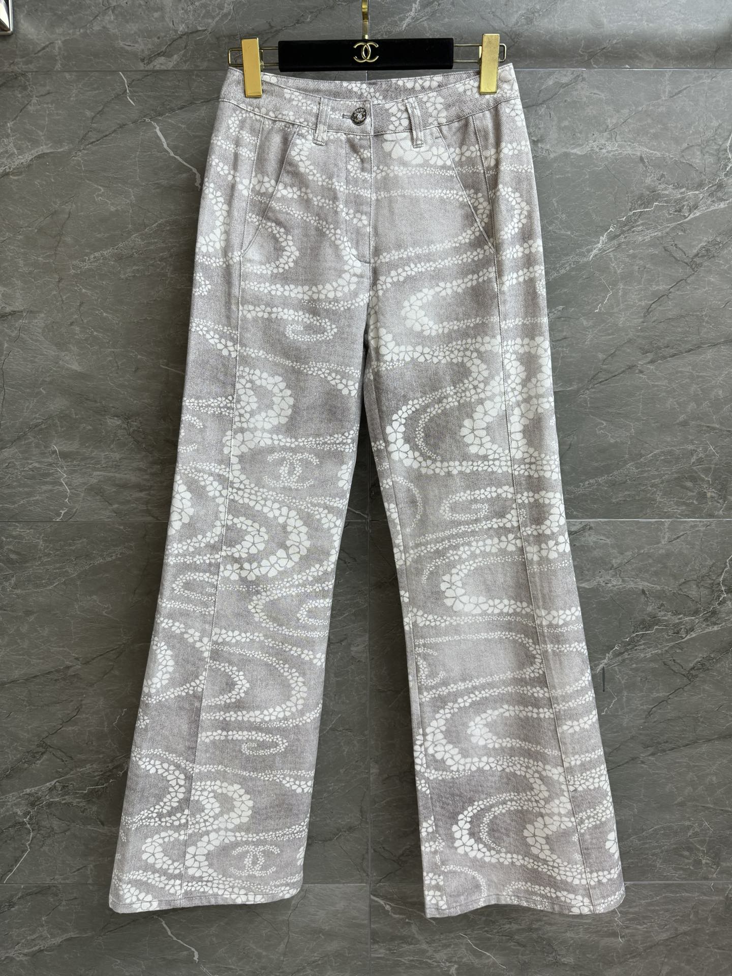 NO:430272,High-version shipped Xiangjia Printed Jeans 2025 Beach Series Petal pattern logo print pattern Fresh and elegant color matching Fixed dyeing and washing denim fabric Fine workmanship Lightweight soft and comfortable Micro-flare jeans style Slim and fashionable upper body Full trademark Size SML, Chanel, jeans, alexander wang19860909高版本出货啦 香家印花牛仔裤 2025沙滩系列 花瓣纹logo印花图案 配色清新淡雅 定染水洗牛仔面料 做工精细 轻薄柔软舒适 微喇牛仔裤版型 上身显瘦又时髦 商标齐全 尺码SML,,chanel,jeans,alexander wang,Women's clothing