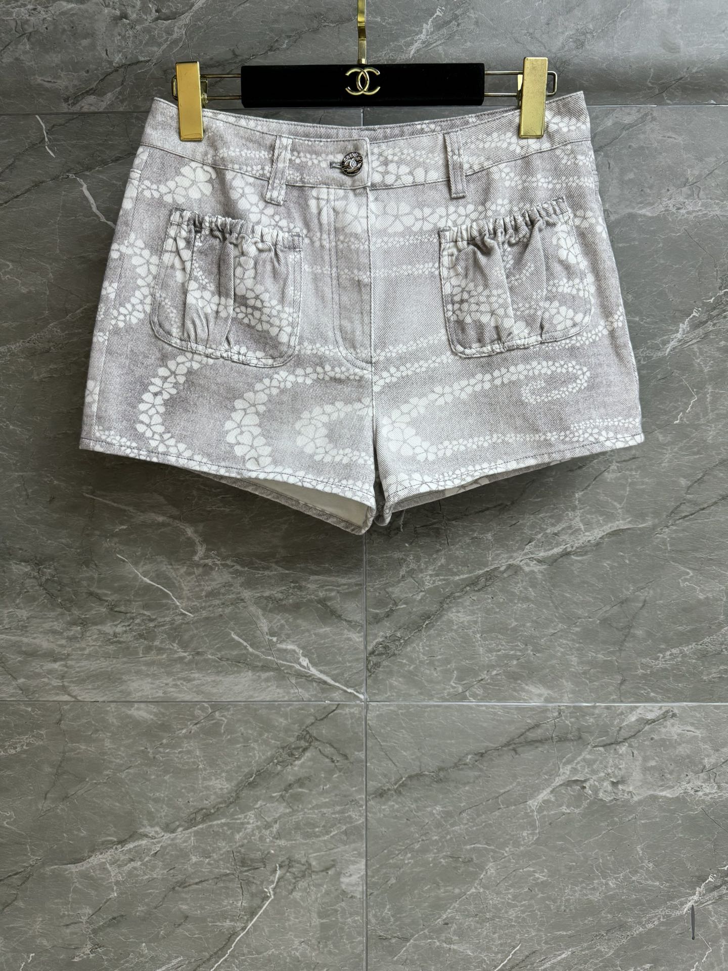 NO:430277,High-end version shipped Xiangjia printed pocket shorts 2025 beach series petal pattern logo print pattern cool and high-end color matching fixed dyeing and washing denim fabric fine workmanship lightweight soft and comfortable shorts style slim and versatile upper body full trademark size SML, chanel, shorts, alexander wang19860909高版本出货啦 香家印花口袋短裤 2025沙滩系列 花瓣纹logo印花图案 配色清冷高级 定染水洗牛仔面料 做工精细 轻薄柔软舒适 短裤版型 上身显瘦又百搭 商标齐全 尺码SML,,chanel,shorts,alexander wang,Women's clothing