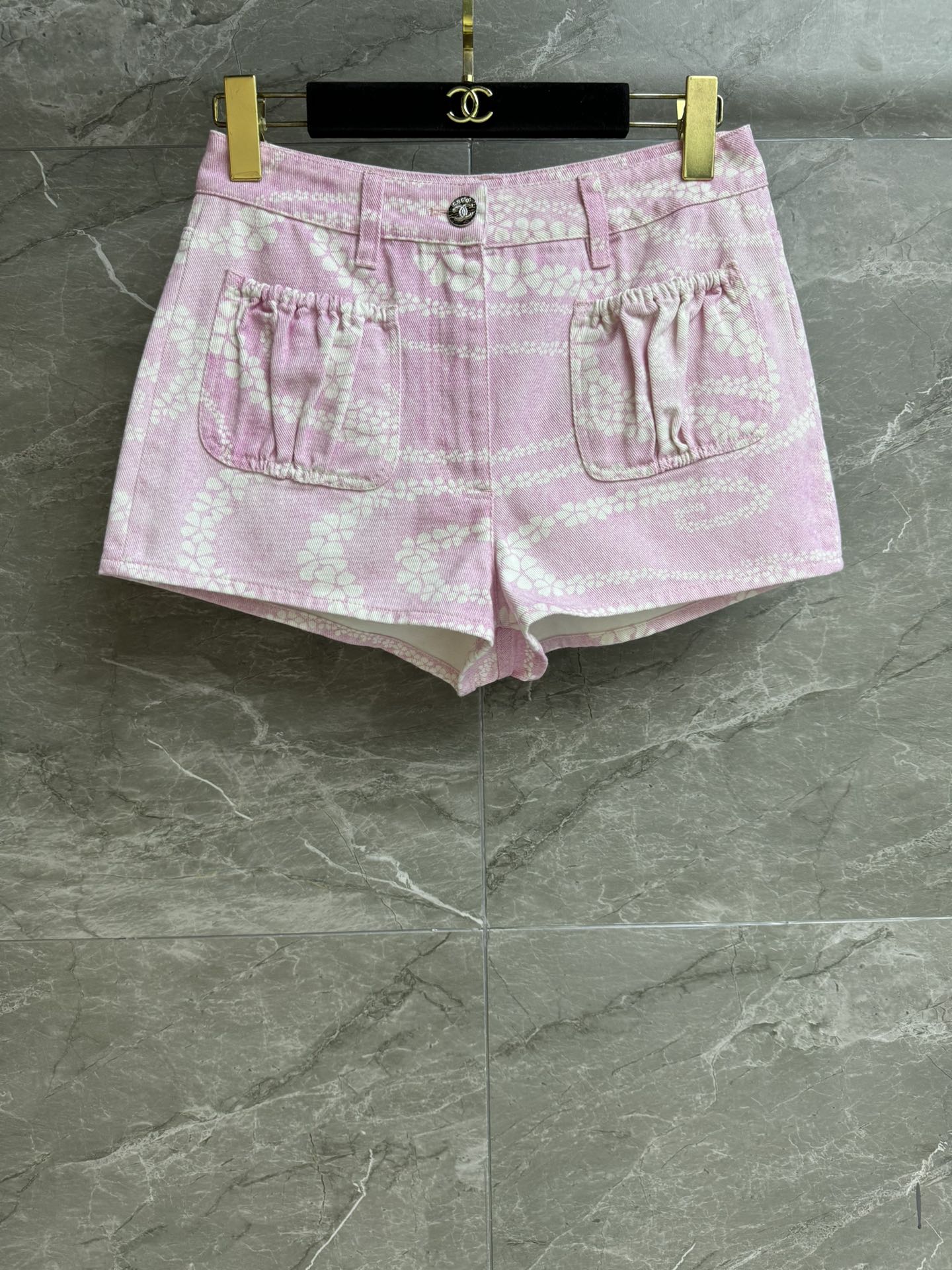 NO:430286,High-end version shipped Xiangjia printed pocket shorts 2025 beach series petal pattern logo print pattern cool and high-end color matching fixed dyeing and washing denim fabric fine workmanship lightweight soft and comfortable shorts style slim and versatile upper body full trademark size SML, chanel, shorts, alexander wang19860909高版本出货啦 香家印花口袋短裤 2025沙滩系列 花瓣纹logo印花图案 配色清冷高级 定染水洗牛仔面料 做工精细 轻薄柔软舒适 短裤版型 上身显瘦又百搭 商标齐全 尺码SML,,chanel,shorts,alexander wang,Women's clothing