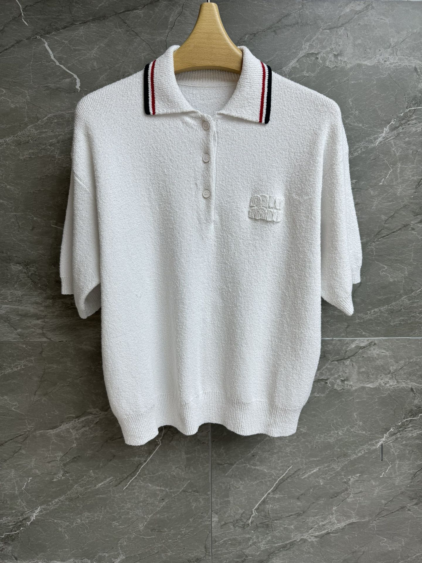 NO:432428,New summer models are available. Miu white cotton polo shirt. 2025 spring and summer series. Classic polo collar design. Alphabet patch embroidery embroidery. Casual and age-reducing fashion. Towel cotton knitted fabric. Comfortable and skin-friendly. Loose style. Slim and versatile. Full trademark. Size SML,,miumiu,alexander wang.19860909夏季新款上新啦 Miu白色棉质polo衫 2025春夏系列 经典polo领设计 字母贴布刺绣点缀 休闲减龄时髦 毛巾棉针织面料 舒适亲肤 宽松版型 上身显瘦又百搭 商标齐全 尺码SML,,miumiu,alexander wang,Women's clothing