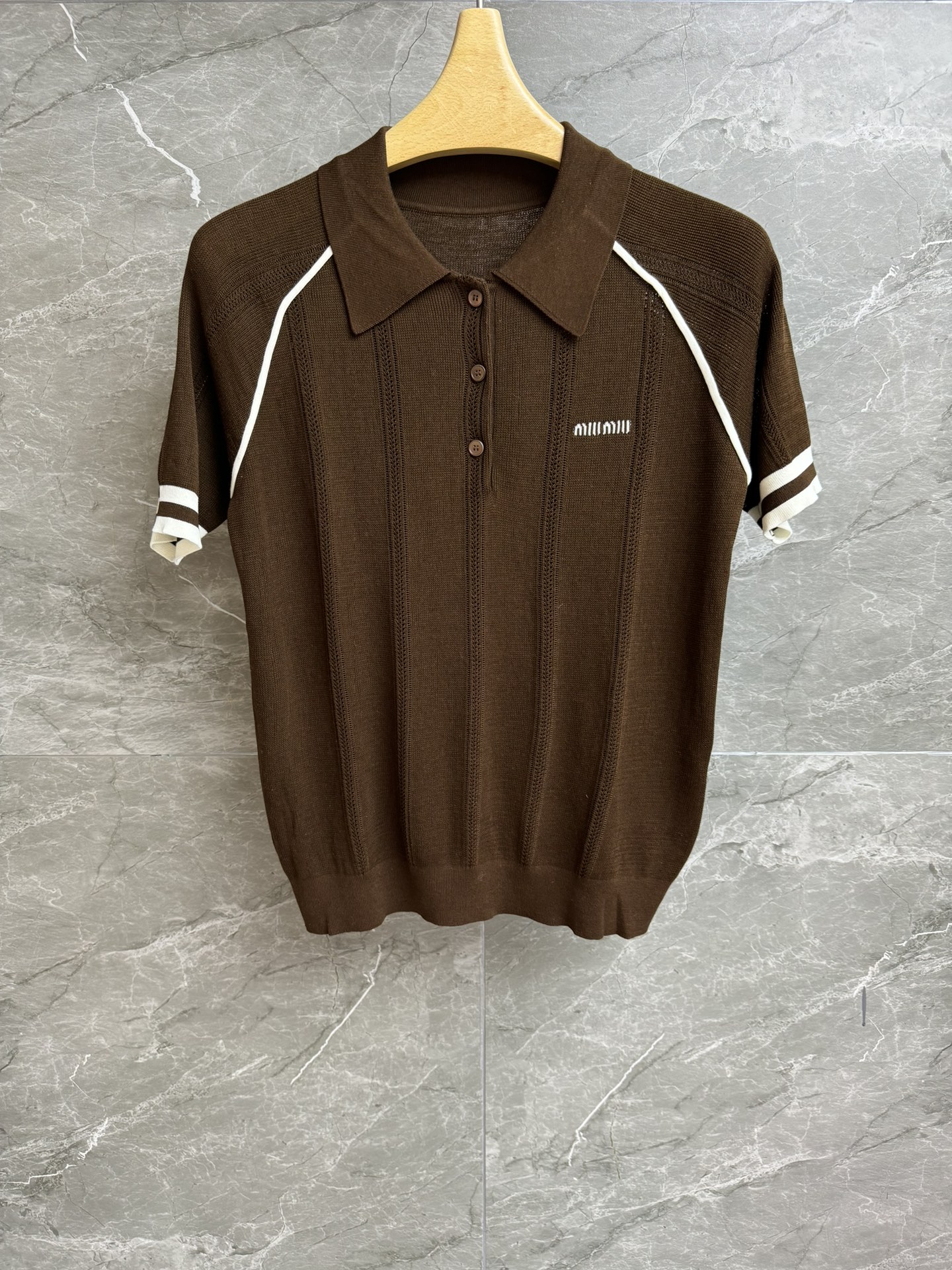 NO:430295,High-end version shipped Miu contrasting piping polo shirt 2025 spring and summer series Classic Polo neckline Blue contrasting edging design Letter inlay logo embellishment Casual age-reducing high-end Custom knitted fabric Lightweight soft and comfortable Normal style Slim and versatile upper body Full trademark Size SML, Miumiu, alexander wang19860909高版本出货啦 Miu撞色滚边polo衫 2025春夏系列 经典Polo领领口 蓝色撞色包边设计 字母嵌花logo点缀 休闲减龄高级 定制针织面料 轻薄柔软舒适 正常版型 上身显瘦又百搭 商标齐全 尺码SML,,miumiu,alexander wang,Women's clothing