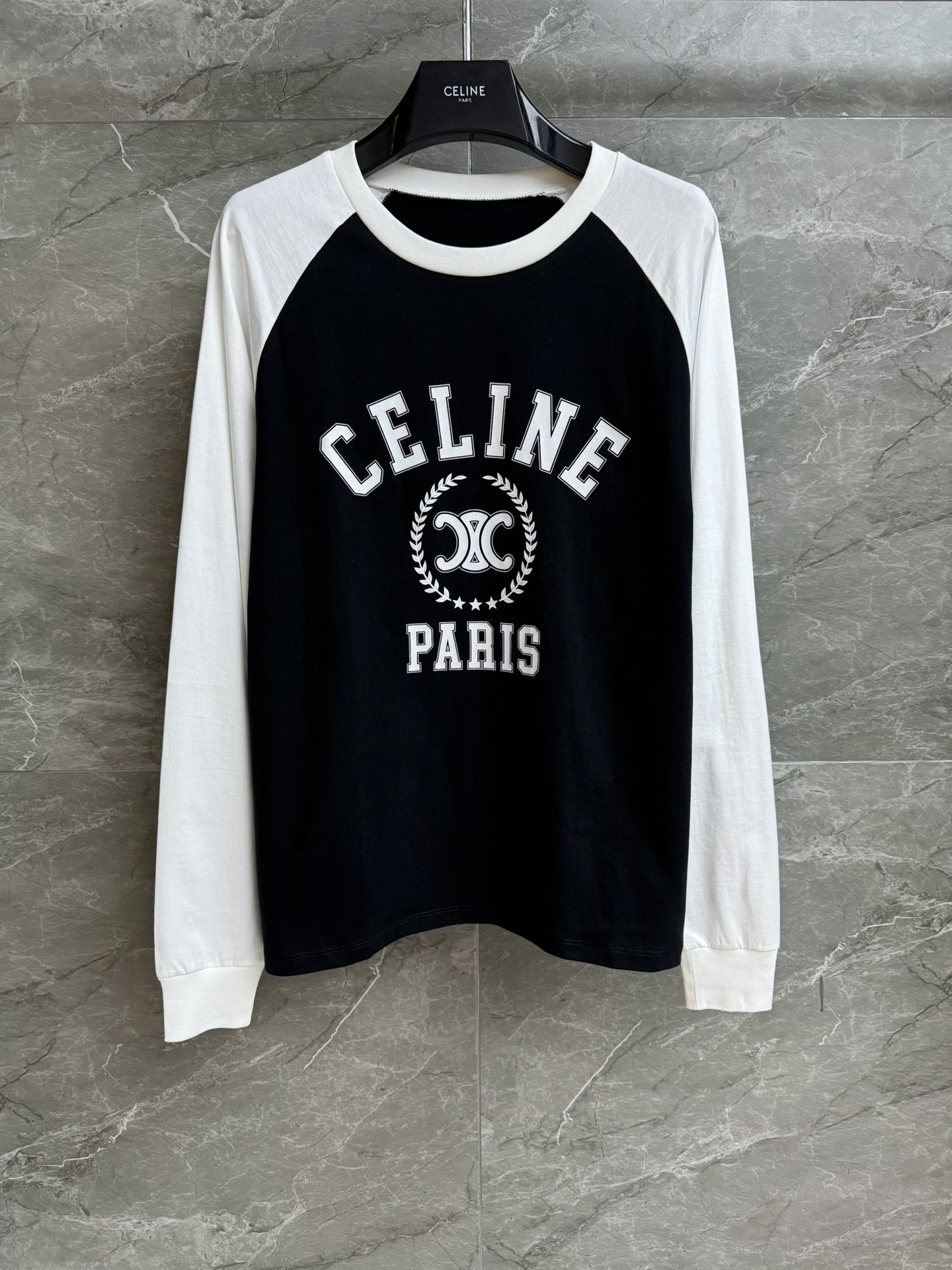 NO:430903,New summer models are available. CL color-blocking logo long-sleeved T 2025 summer series. Round neck rattle sleeve design. Arc de Triomphe letter logo print pattern. Black and white color-blocking fashionable age-reducing. Imported pure cotton fabric. Comfortable and skin-friendly and breathable. Loose style. Slim and versatile upper body. Full trademark. Size SML,,alexander wang.19860909夏季新款上新啦 CL拼色徽标长袖T 2025夏季系列 圆领插肩袖设计 凯旋门字母logo印花图案 黑白拼色时髦减龄 进口纯棉面料 舒适亲肤透气 宽松版型 上身显瘦又百搭 商标齐全 尺码SML,,alexander wang,Women's clothing