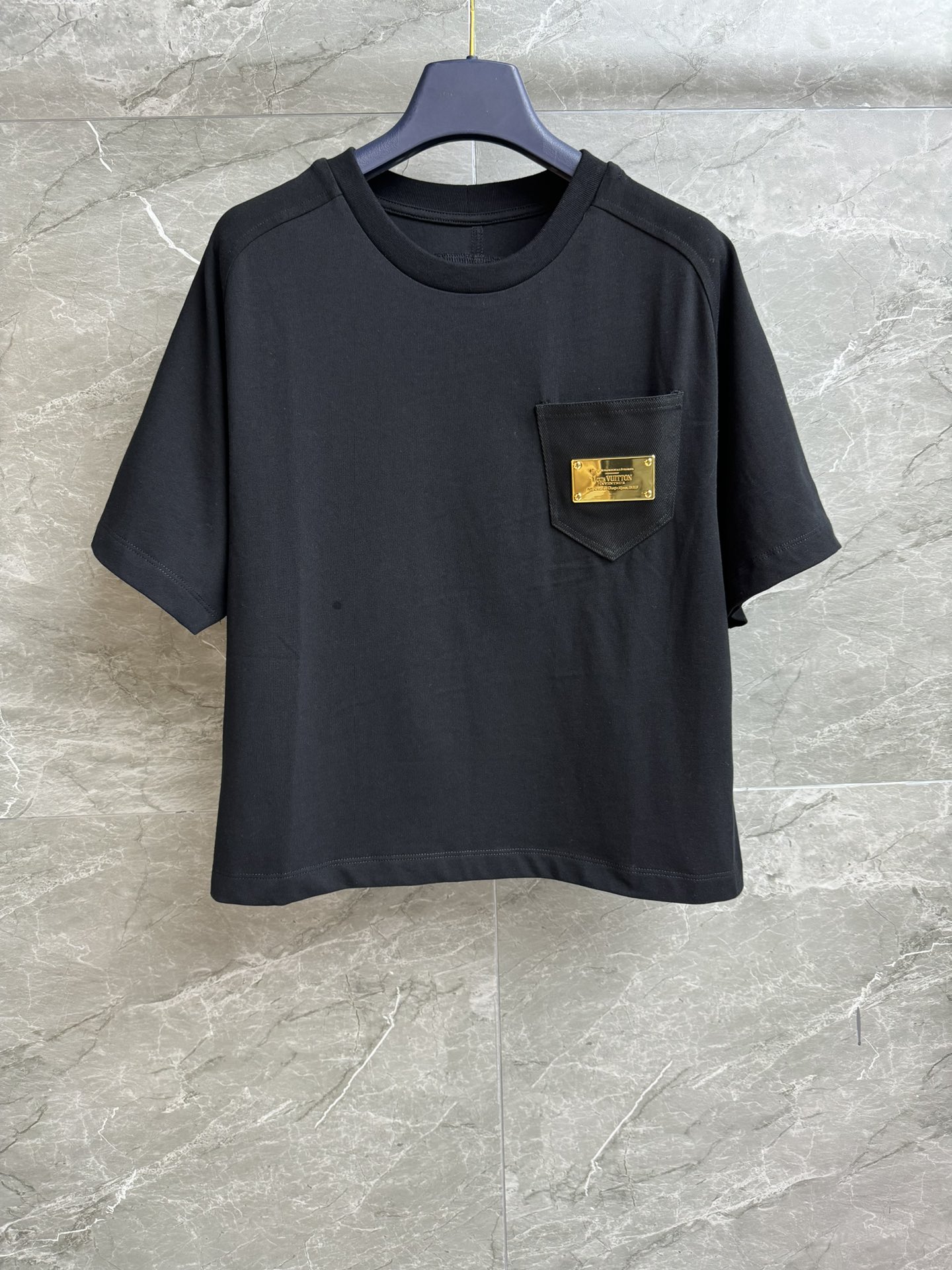 NO:430911,New summer models are available. L Home Metal Nameplate T-shirt 2025 Summer Series. Round neckline design. Weared pockets are decorated with metal logo nameplate embellishments. Full of high-end feel. Imported pure cotton fabric. Comfortable and breathable. Loose style. Slim and versatile. Full trademark. Size SML,,louis vuitton,tees, t-shirt,alexander wang.19860909夏季新款上新啦 L家金属铭牌T恤 2025夏季系列 圆领领口设计 贴边口袋饰有金属logo铭牌点缀 满满高级感 进口纯棉面料 舒适透气 宽松版型 上身显瘦又百搭 商标齐全 尺码SML,,louis vuitton,tees，t-shirt,alexander wang,Women's clothing