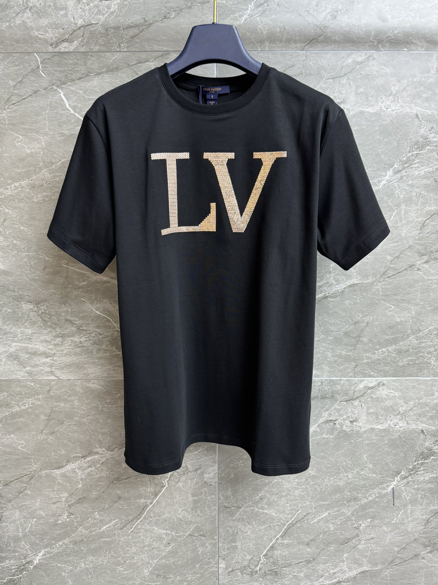 NO:430915,New summer models are available. L family sequin embroidered T-shirt 2025 summer series. Round neckline design. Embroidered embroidery on chest. Exquisite and fashionable. Imported cotton fabric. Comfortable and skin-friendly. Loose style. Slim and temperament on the upper body. Full trademark. Size SML,,louis vuitton,tees, t-shirt,alexander wang.19860909夏季新款上新啦 L家亮片刺绣T恤 2025夏季系列 圆领领口设计 胸前字母亮片刺绣点缀 精致时髦高级 进口纯棉面料 舒适亲肤 宽松版型 上身显瘦又气质 商标齐全 尺码SML,,louis vuitton,tees，t-shirt,alexander wang,Women's clothing