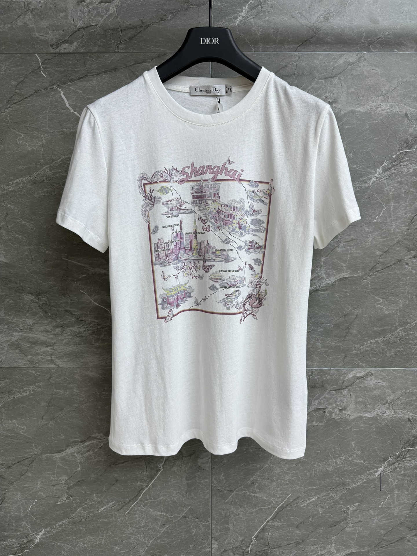 NO:431663,New summer models are shipped. D-home city limited T-shirt 2025 spring and summer series. Round neckline design. Fantastic city landmark printed pattern. Full of high-end sense. Customized cotton and linen fabric. Light, comfortable and breathable. Normal style. Slim and versatile. Full trademark. Size SML,,dior,tees, t-shirt,alexander wang.19860909夏季新款出货啦 D家城市限定T恤 2025春夏系列 圆领领口设计 梦幻城市地标印花图案 满满高级感 定制棉麻面料 轻薄舒适透气 正常版型 上身显瘦又百搭 商标齐全 尺码SML,,dior,tees，t-shirt,alexander wang,Women's clothing