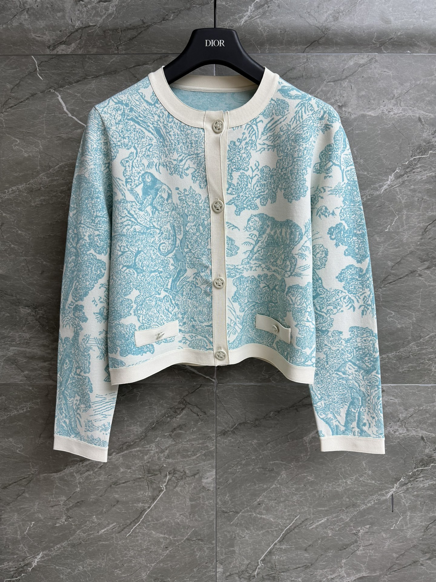 NO:431675,New models for early autumn are available. D-home Zoo knitted cardigan 2025 early autumn series. Round neck single-breasted design. Zoo jacquard pattern. Cold and high-end color. Custom knitted fabric. Cold and comfortable. Short style. Slim and temperament on the upper body. Full trademark. Size sml,,dior,alexander wang.19860909早秋新款上新啦 D家动物园针织开衫 2025早秋系列 圆领单排扣设计 动物园提花图案 配色清冷高级 定制针织面料 冰凉舒适 短款版型 上身显瘦又气质 商标齐全 尺码sml,,dior,alexander wang,Women's clothing