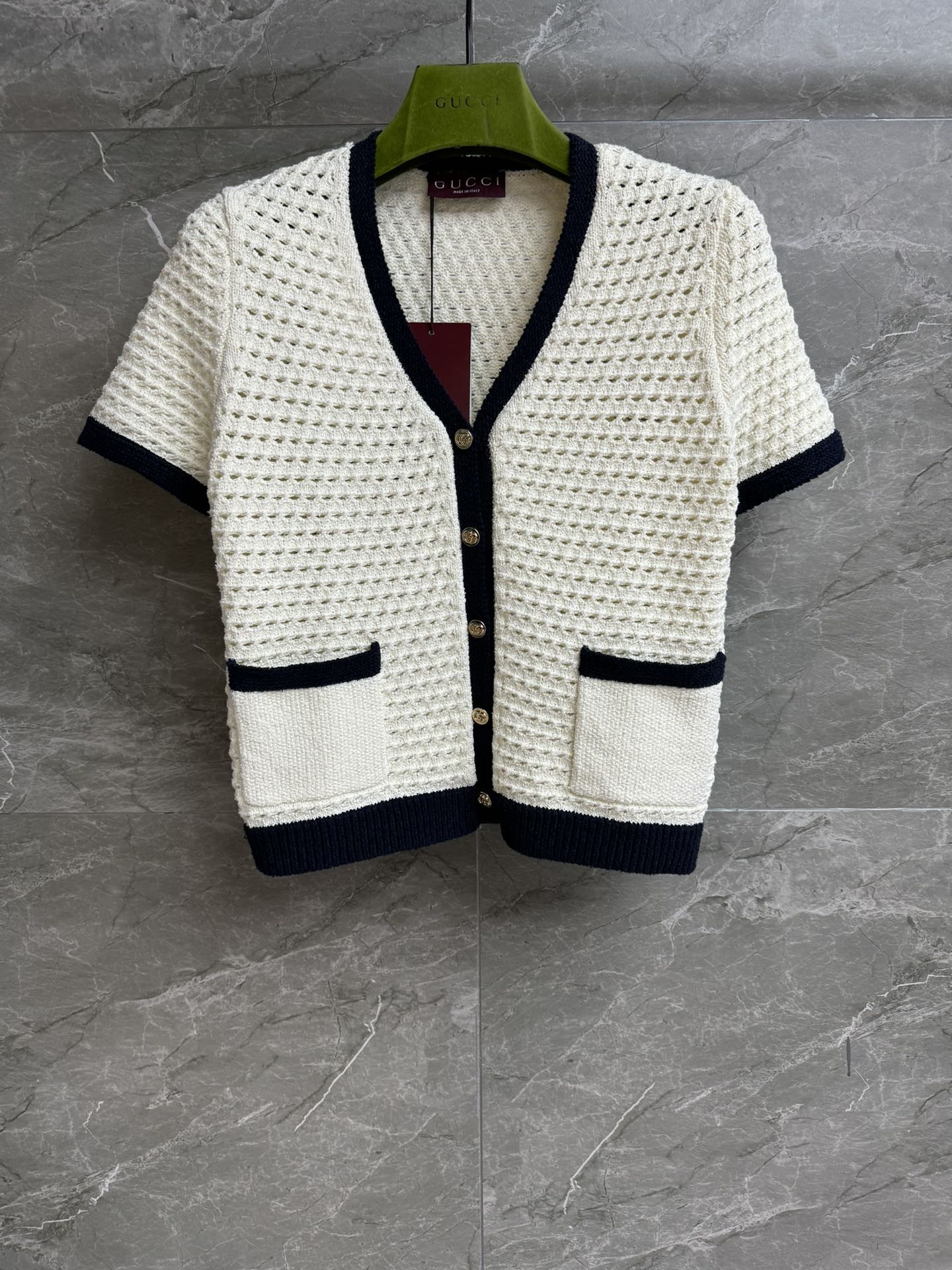 NO:431687,New models for early autumn are available. G-home crochet short-sleeved cardigan 2025 early autumn series. Temperament V-neck neckline. Navy blue contrasting piping. Gold tone double G button embellishment. Exquisite and fashionable. Cotton crochet fabric. Soft and comfortable. Normal style. Slim and temperament on the upper body. Full trademark. Size SML,,gucci, T-shirt,alexander wang.19860909早秋新款上新啦 G家钩织短袖开衫 2025早秋系列 气质V领领口 海军蓝撞色滚边 金色调双G纽扣点缀 精致时髦洋气 棉质钩织面料 柔软舒适 正常版型 上身显瘦又气质 商标齐全 尺码SML,,gucci,T-shirt,alexander wang,Women's clothing