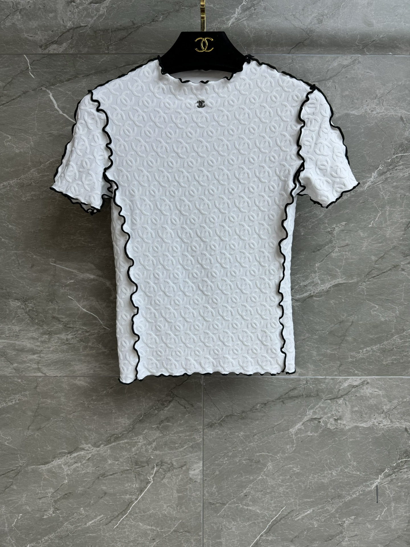 NO:432469,High-end version is shipped. Xiangjia double C jacquard top. 2025 spring and summer series. Small stand collar collar. Contrasting colored black ears. Full logo. Double C jacquard pattern. Fashionable and high-end. Custom-made blended fabric. Comfortable and skin-friendly and textured. Elastic slim fit. Upper body looks slim and temperament. Full trademark. Size SML, chanel, alexander wang.19860909高版本出货啦 香家双C提花上衣 2025春夏系列 小立领领口 撞色木耳边拼接 满logo双C提花图案 时髦又高级 定制混纺面料 舒适亲肤有质感 弹力修身版型 上身显瘦又气质 商标齐全 尺码SML,,chanel,alexander wang,Women's clothing