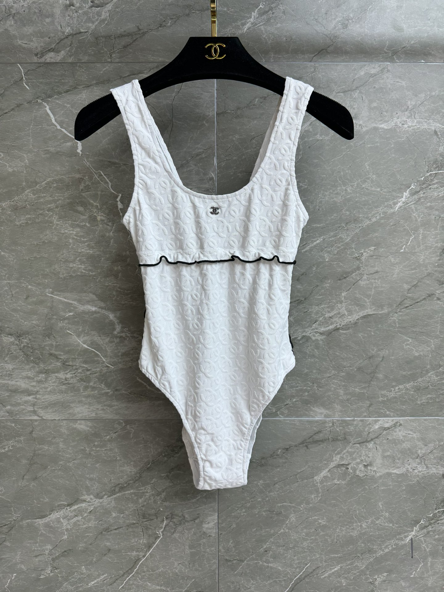 NO:432475,High-end version is shipped. Xiangjia double C jacquard one-piece swimsuit. 2025 spring and summer series. Contrast color black ear splicing design. Full logo double C jacquard pattern. Fashionable and advanced. You can be used as a swimsuit. Daily use as a vest. A rare treasure item. Full trademark. SML, chanel, swimsuits, alexander wang.19860909高版本出货啦 香家双C提花连体泳衣 2025春夏系列 撞色木耳边拼接设计 满logo双C提花图案 时髦又高级 既能下水当泳衣 日常可当背心 不可多得的宝藏单品 商标齐全 尺码SML,,chanel,swimsuits,alexander wang,Women's clothing