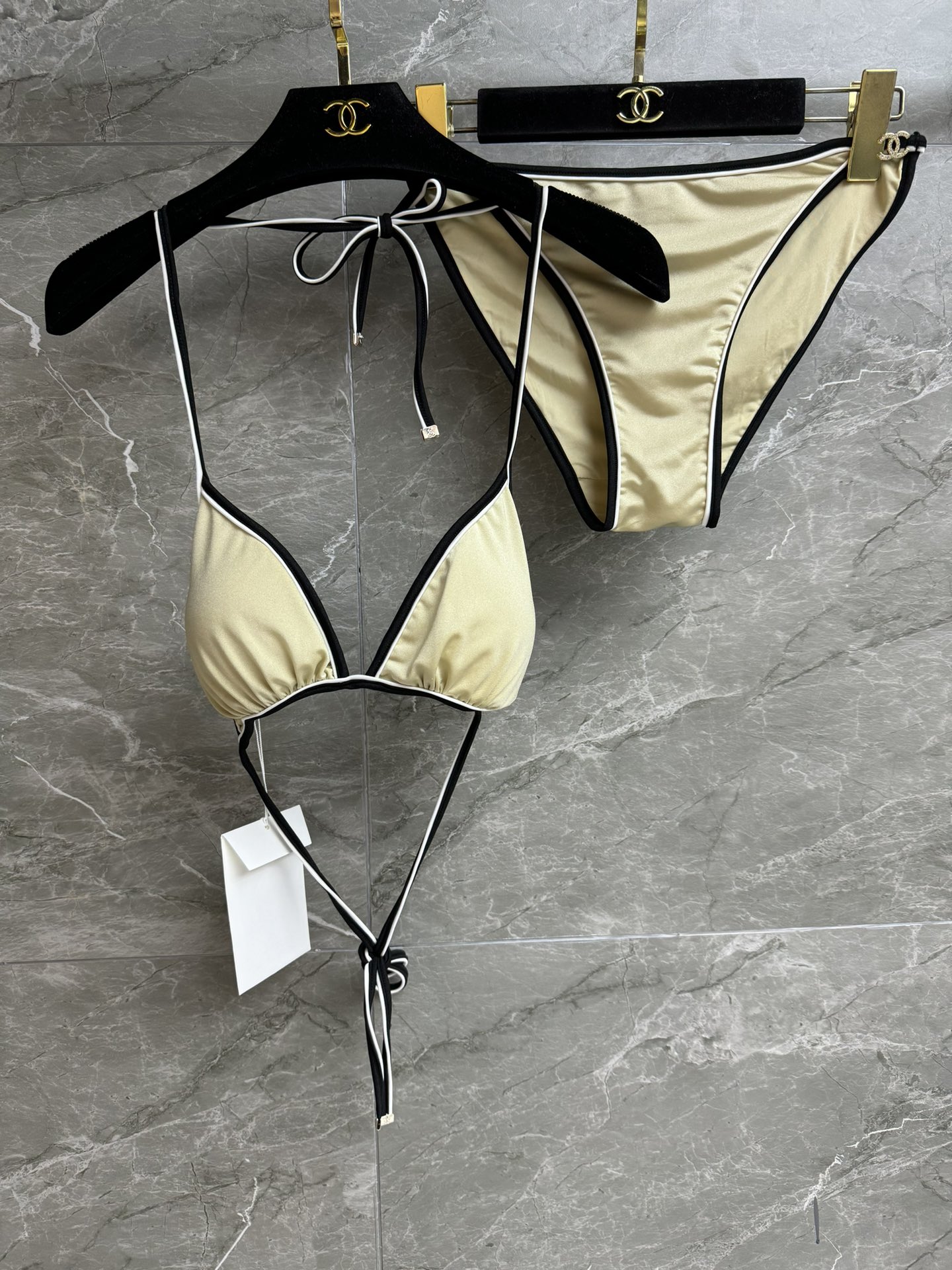 NO:432481,High-end version shipped Xiangjia Bikini Split Swimsuit 2025 Beach Series Three-point Design Unique Golden Brown Full of premium feel Customized swimsuit fabric Skin-friendly and smooth and comfortable Lace-up halter vest with briefs Sexy temperament of the upper body Must have hot girls Full trademark Size SML, Chanel, swimsuits, bikinis, alexander wang19860909高版本出货啦 香家比基尼分体泳衣 2025沙滩系列 三点式设计 独一无二的金褐色 高级感满满 定制泳衣面料 亲肤滑顺舒适 系带挂脖背心搭配三角裤 上身性感气质 辣妹必备 商标齐全 尺码SML,,chanel,swimsuits,bikinis,alexander wang,Women's clothing