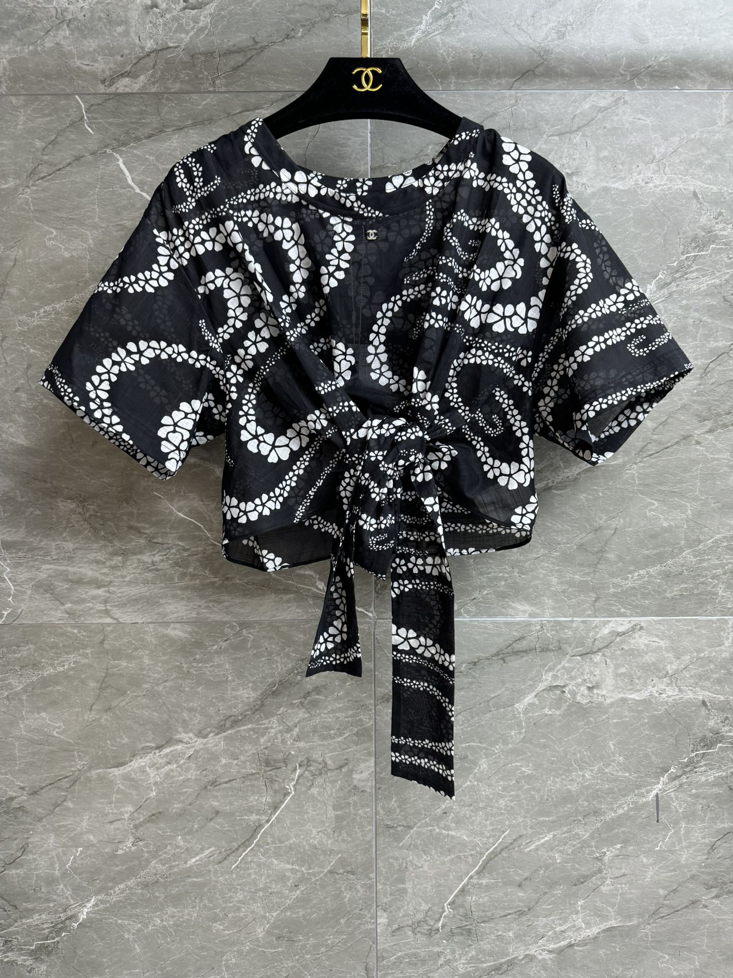 NO:432434,High-end version is shipped. Xiangjia printed lace-up top. 2025 beach series. Round necklace. Hem lace-up design. Camellia petal logo print. Customized bamboo cotton fabric. Light, comfortable and breathable. Short loose style. Slim and fashionable. Full trademark. Size SML, chanel, alexander wang.19860909高版本出货啦 香家印花系带上衣 2025沙滩系列 圆领领口 下摆系带式设计 山茶花花瓣logo印花图案 定制竹节棉面料 轻薄舒适透气 短款宽松版型 上身显瘦又时髦 商标齐全 尺码SML,,chanel,alexander wang,Women's clothing