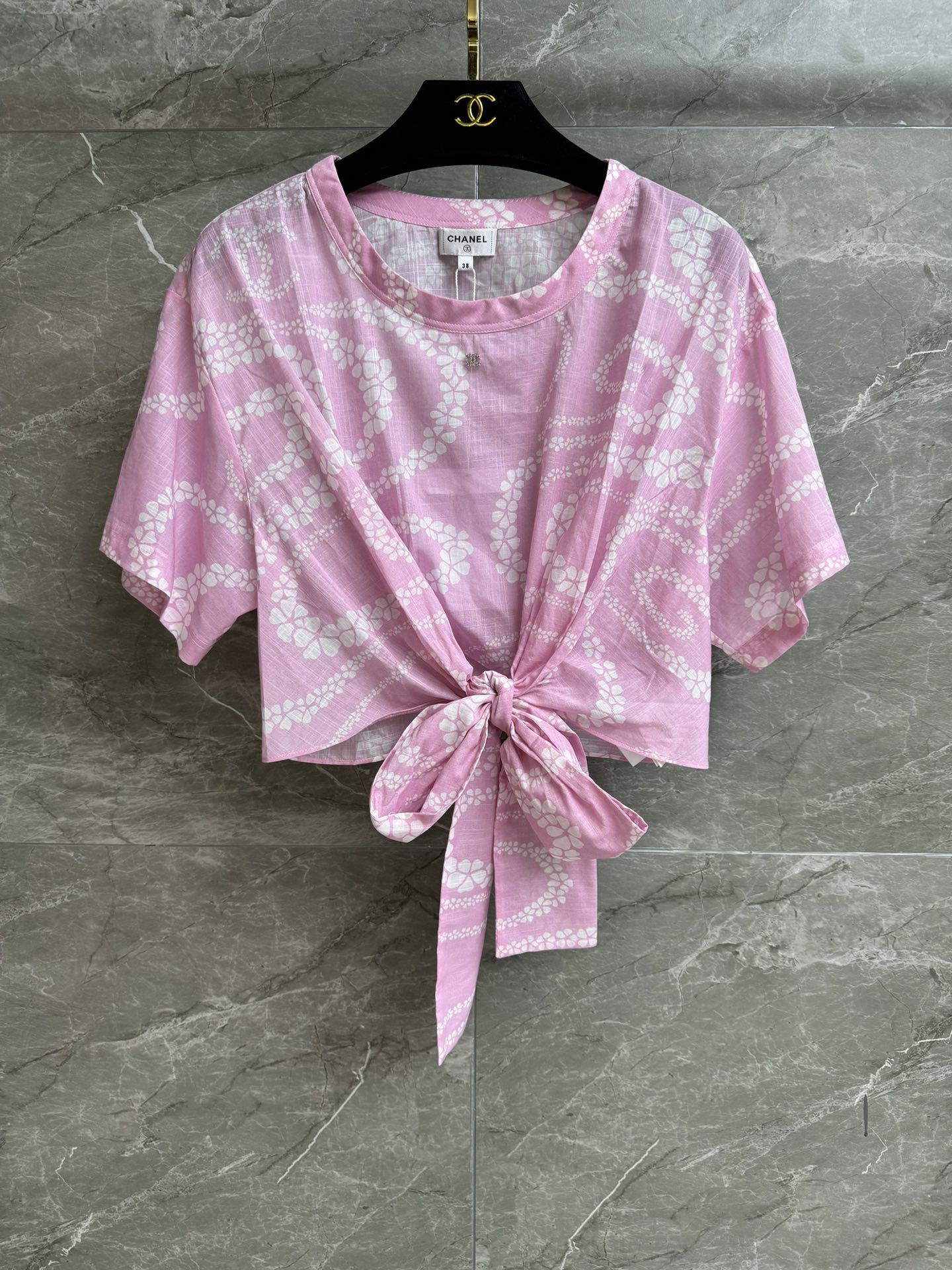 NO:432444,High-end version is shipped. Xiangjia printed lace-up top. 2025 beach series. Round necklace. Hem lace-up design. Camellia petal logo print. Customized bamboo cotton fabric. Light, comfortable and breathable. Short loose style. Slim and fashionable. Full trademark. Size SML, chanel, alexander wang.19860909高版本出货啦 香家印花系带上衣 2025沙滩系列 圆领领口 下摆系带式设计 山茶花花瓣logo印花图案 定制竹节棉面料 轻薄舒适透气 短款宽松版型 上身显瘦又时髦 商标齐全 尺码SML,,chanel,alexander wang,Women's clothing