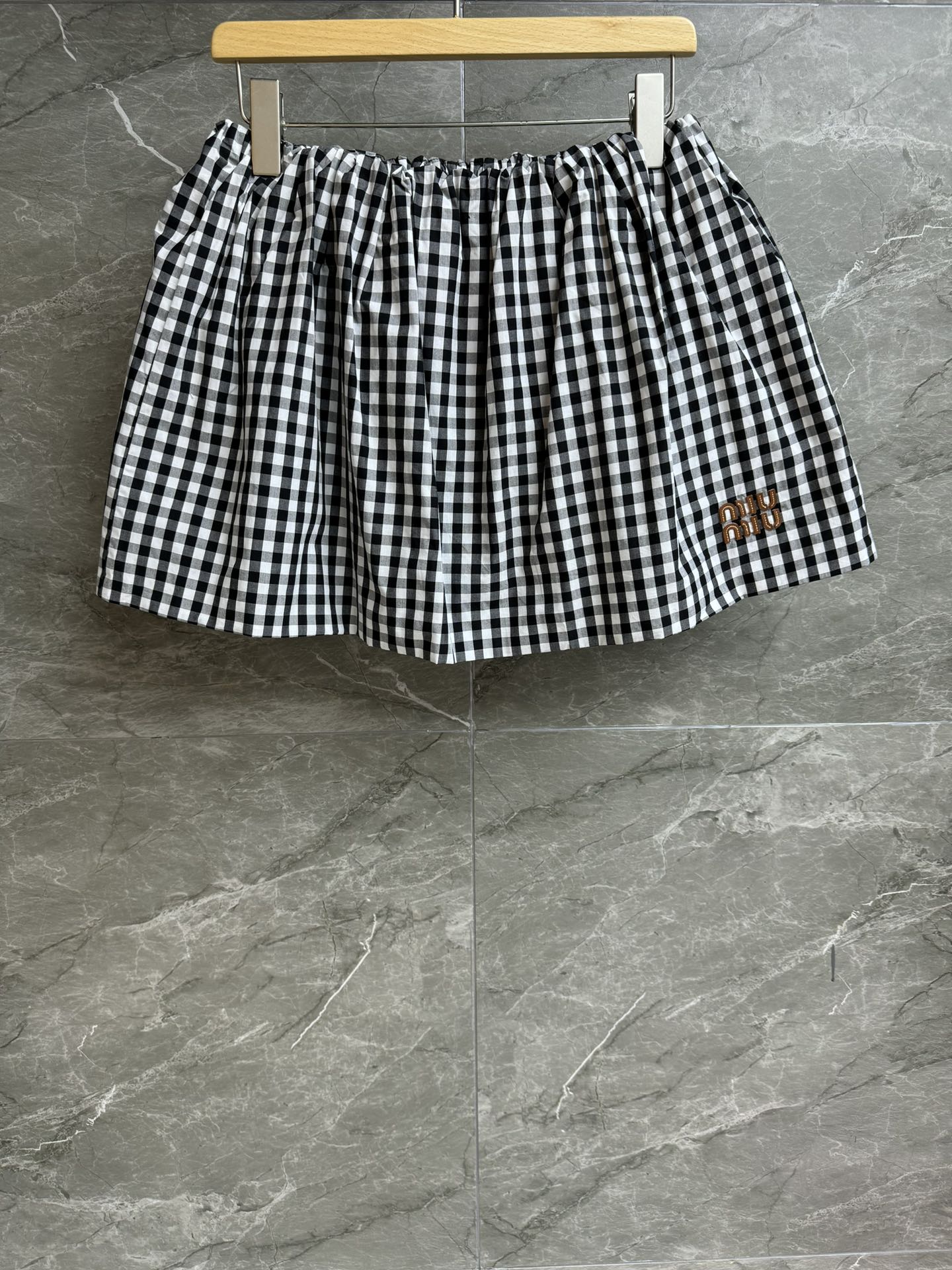 NO:432443,New summer style is available. Miu check skirt. 2025 summer series. Elastic elastic waist. Leather letter logo embroidery. Retro black and white check pattern. Fashionable and high-end. Customized fabrics are light and comfortable. Flower buds and fluffy skirt style. The upper body looks slim and age-reducing. Full trademark sizes. SML,,miumiu, skirts, alexander wang.19860909夏季新款上新啦 Miu格纹半身裙 2025夏季系列 松紧弹力腰头 皮革字母徽标刺绣点缀 复古黑白格纹图案 时髦高级 定制面料轻盈舒适 花苞蓬蓬裙版型 上身显瘦又减龄 商标齐全 尺码SML,,miumiu,skirts,alexander wang,Women's clothing