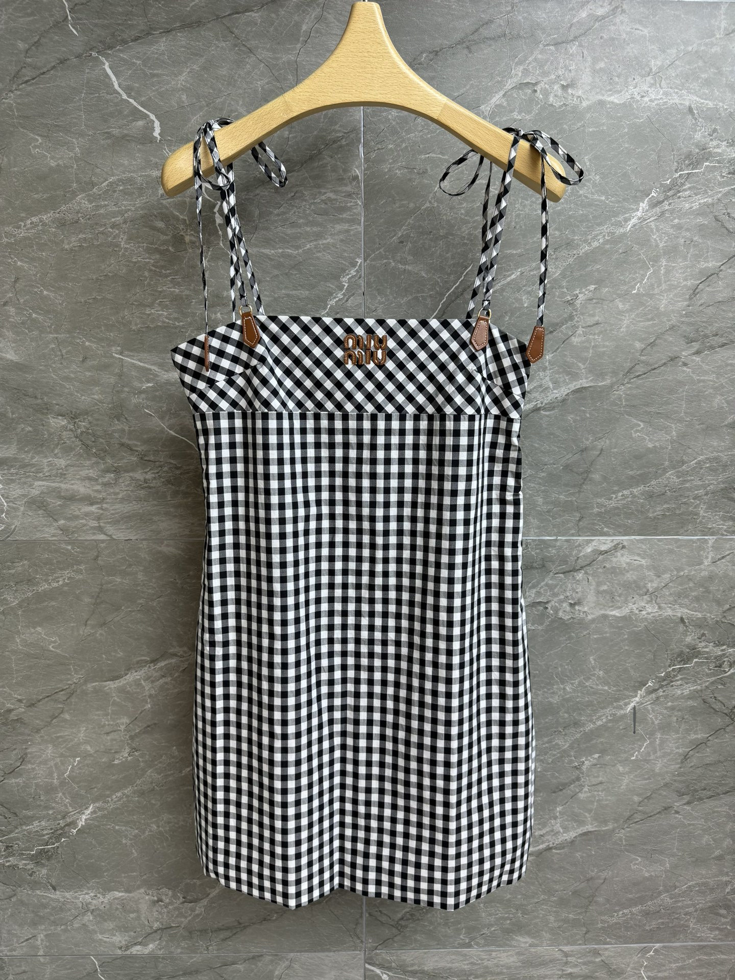 NO:432457,New summer style is available. Miu checked suspender dress. 2025 summer series. Bow tie decoration. Leather letter logo embroidery embroidery. Black and white checker pattern. Fashionable and age-reducing. Custom fabrics are light and comfortable. A-siding suspender skirt style. The upper body looks slim and temperament. Full trademark sizes. SML,,miumiu, skirts, alexander wang.19860909夏季新款上新啦 Miu格纹吊带连衣裙 2025夏季系列 蝴蝶结系带装饰 皮革字母徽标刺绣点缀 黑白格纹图案 时髦减龄 定制面料轻盈舒适 A摆吊带裙版型 上身显瘦又气质 商标齐全 尺码SML,,miumiu,skirts,alexander wang,Women's clothing