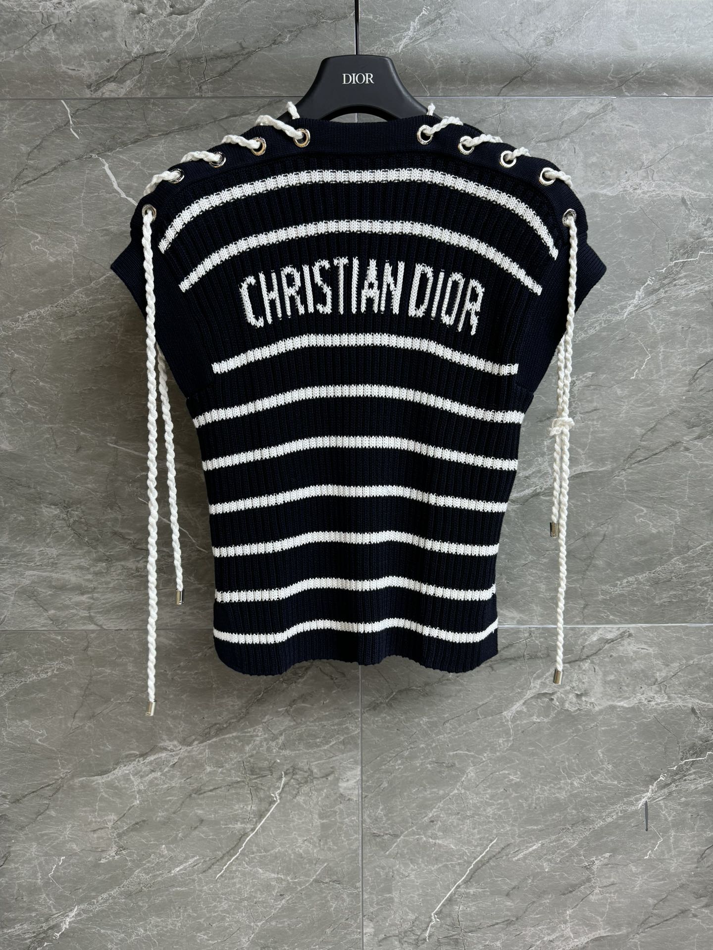 NO:434631,New summer style is available. D Home Striped Strap Top 2025 Summer Series. Shoulder Strap Design. Blue and White Stripe Color. Exquisite and fashionable. Cotton knitted fabric. Comfortable and skin-friendly. Elastic slim fit. The upper body looks slim and temperament. Full trademark. Size SML, dior, alexander wang.19860909夏季新款上新啦 D家条纹绑带上衣 2025夏季系列 肩部绑带设计 蓝白条纹配色 精致时髦 棉质针织面料 舒适亲肤 弹力修身版型 上身显瘦又气质 商标齐全 尺码SML,,dior,alexander wang,Women's clothing